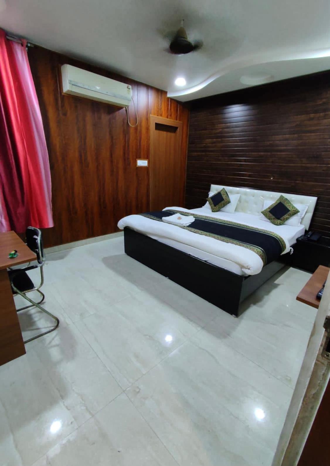 Standard Double Room - Photo 13
