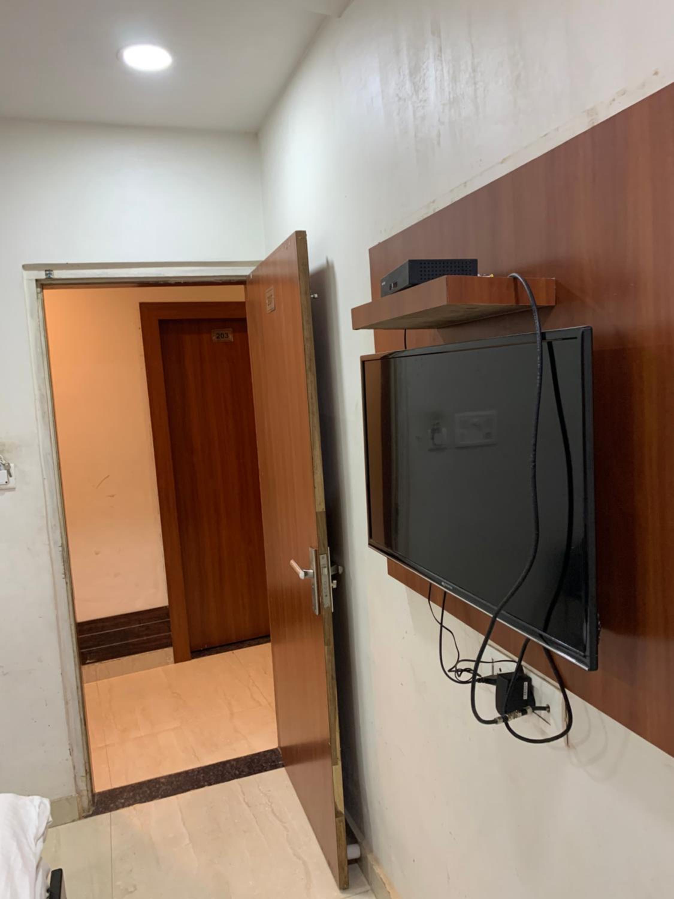 Standard Double Room - Photo 11