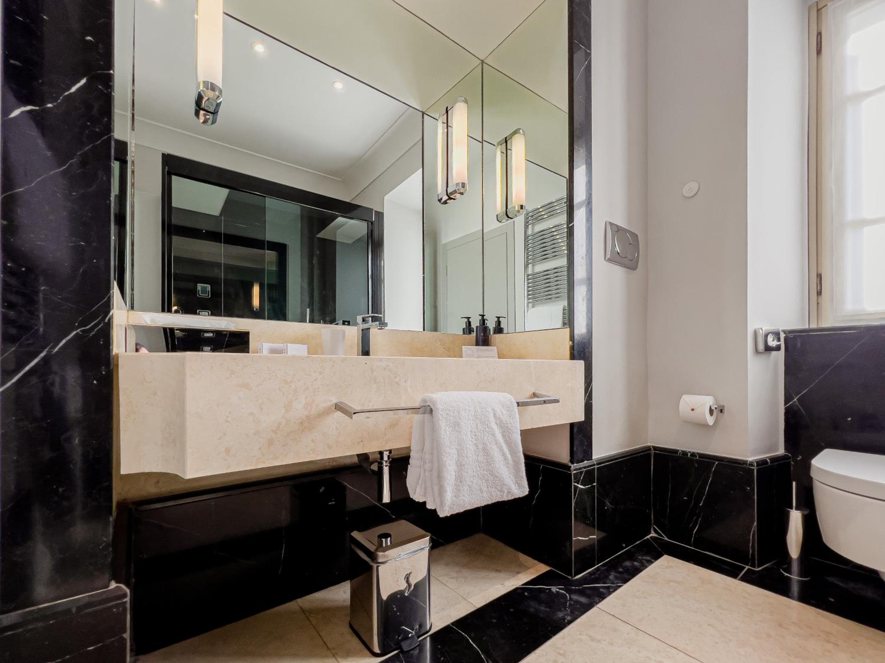 Deluxe Double or Twin Room photo 3