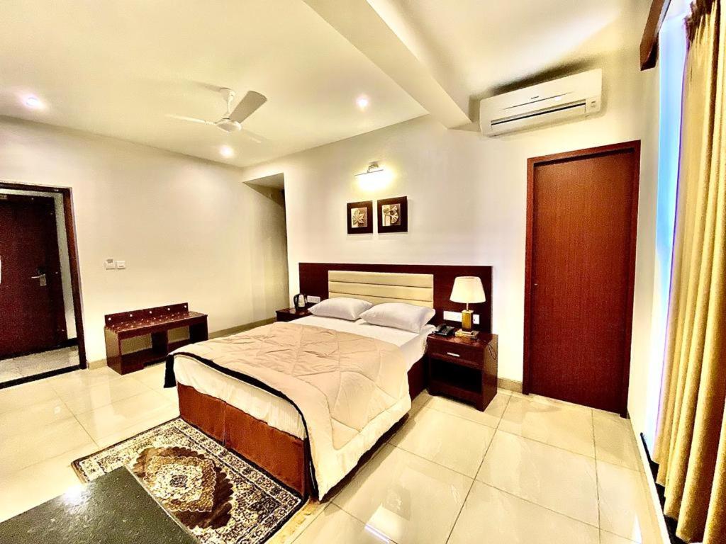 Deluxe Queen Room - Photo 8