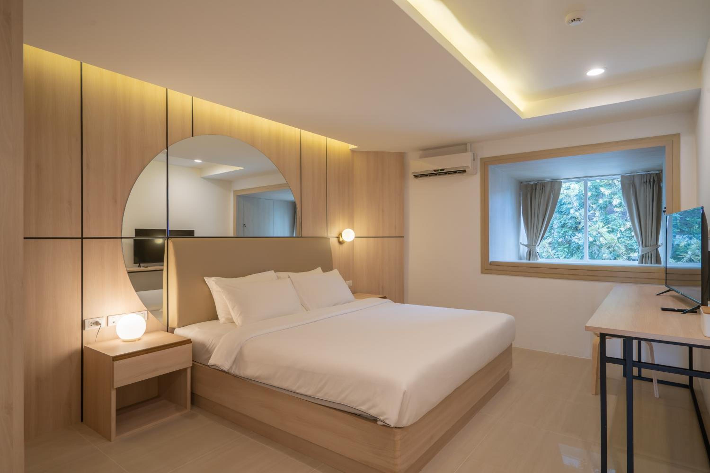 Deluxe King Room - Photo 6