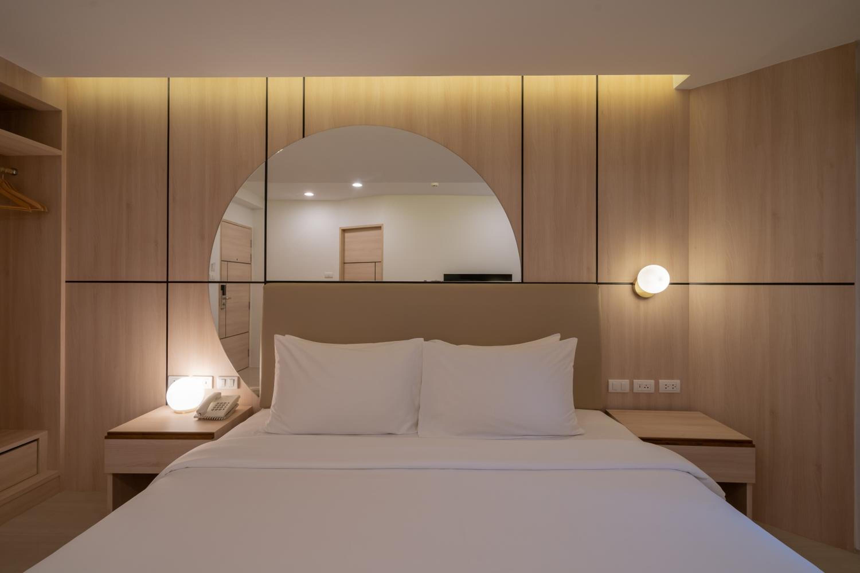 Superior Double or Twin Room with City View - Photo 3