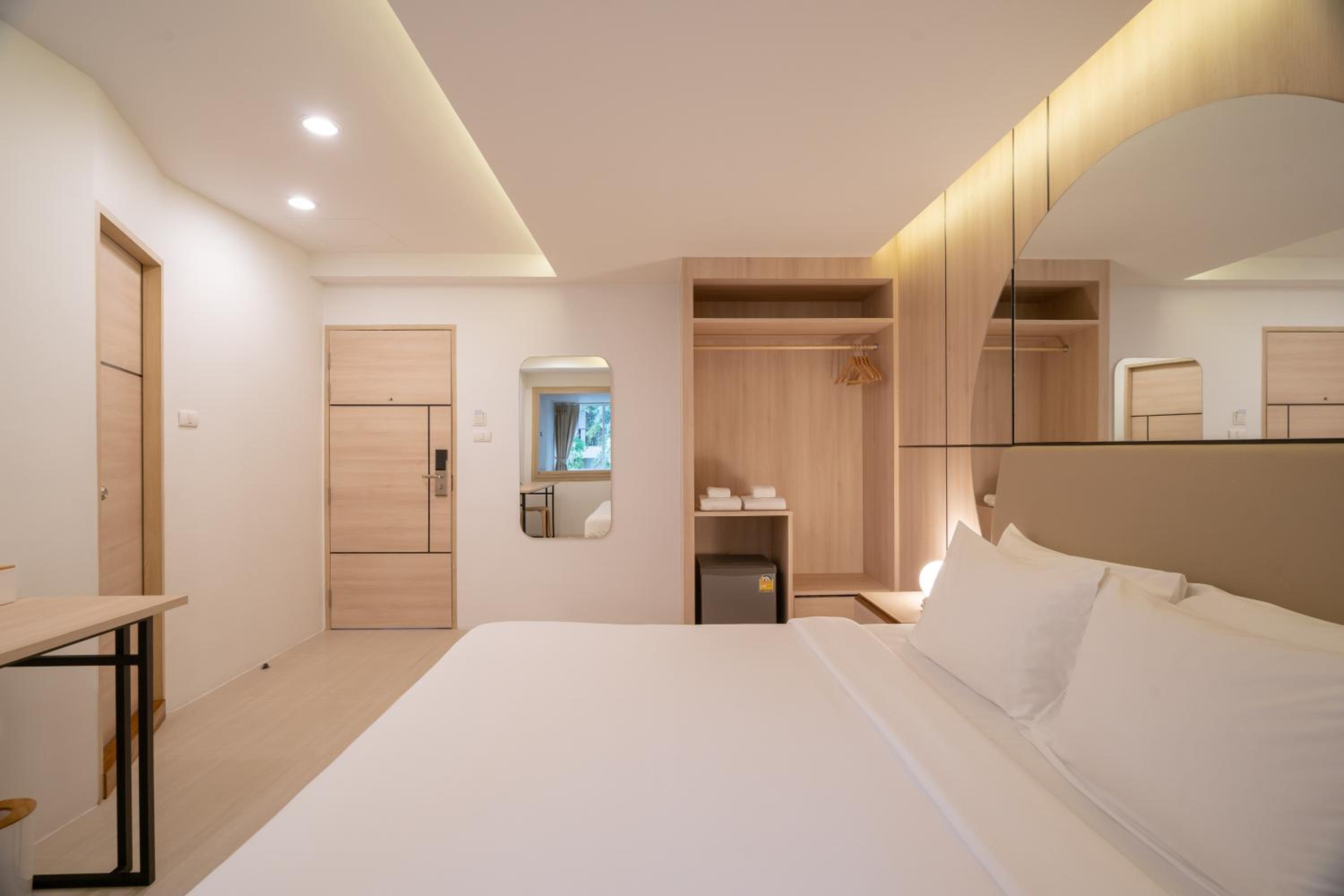 Deluxe King Room - Photo 5