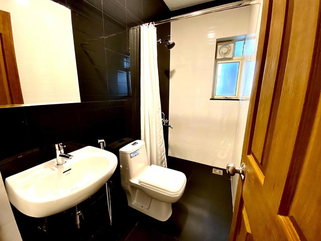 Deluxe Queen Room - Photo 3