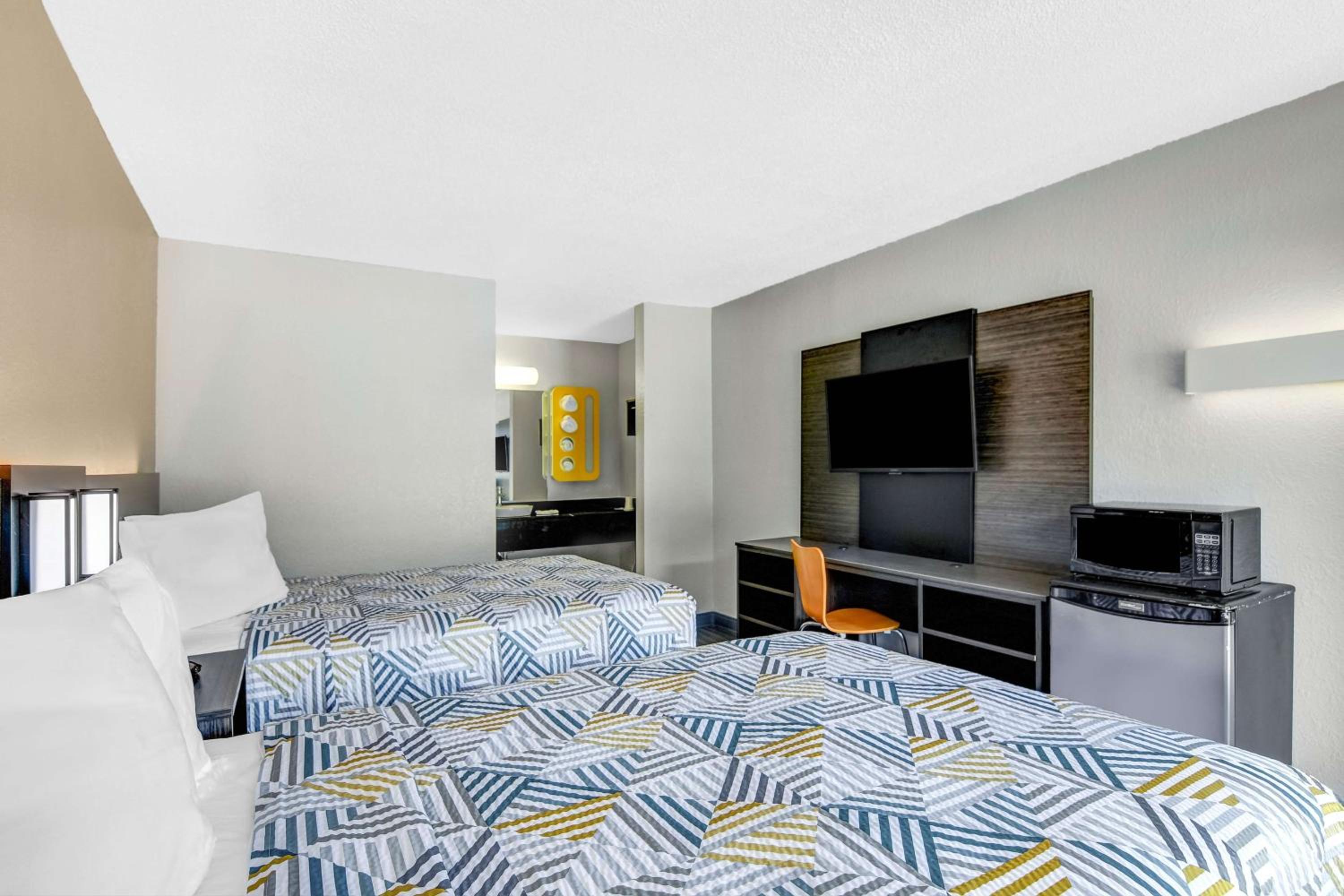 Quadruple Room - Non-Smoking photo 3