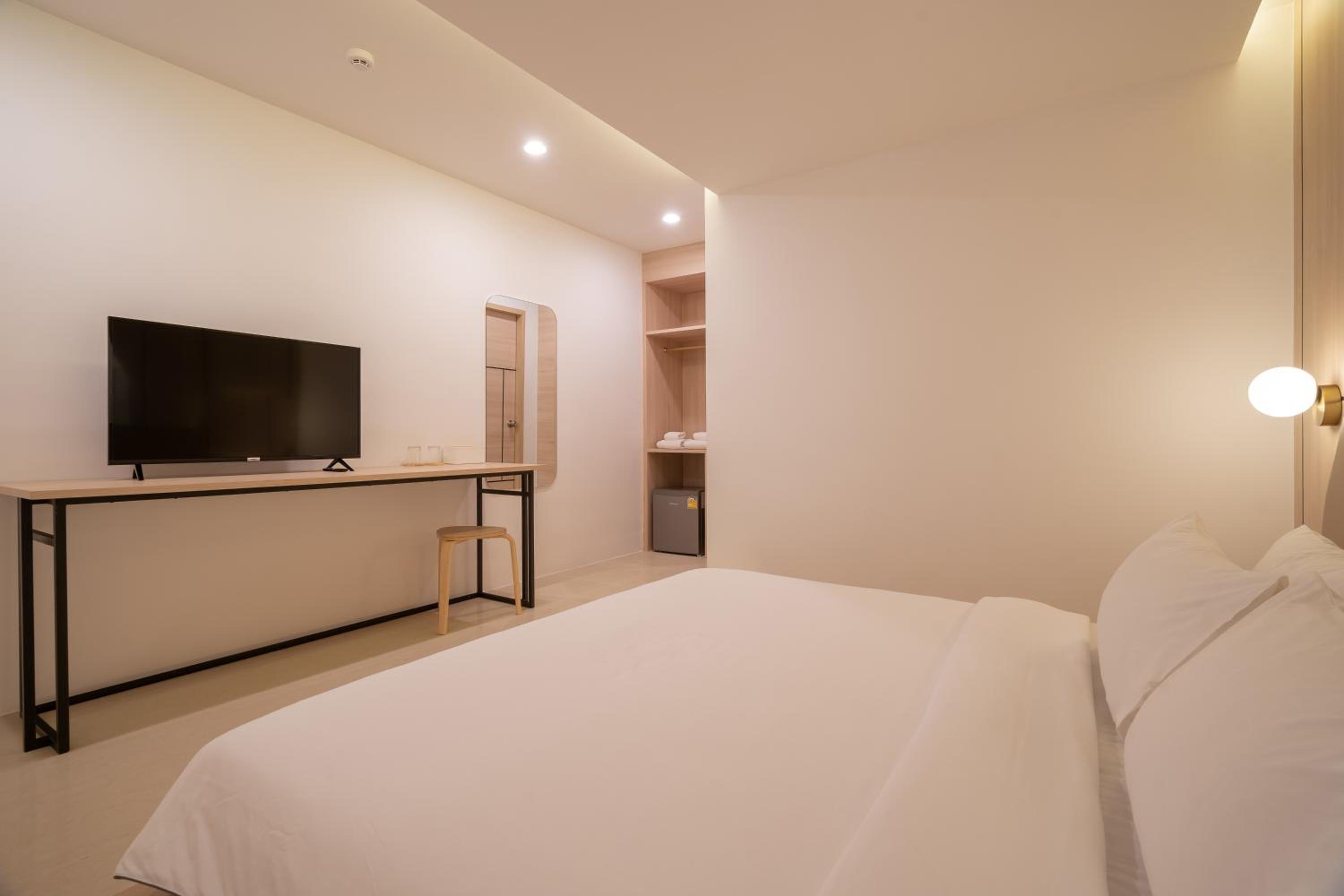 Standard Double Room -No Window - Photo 3
