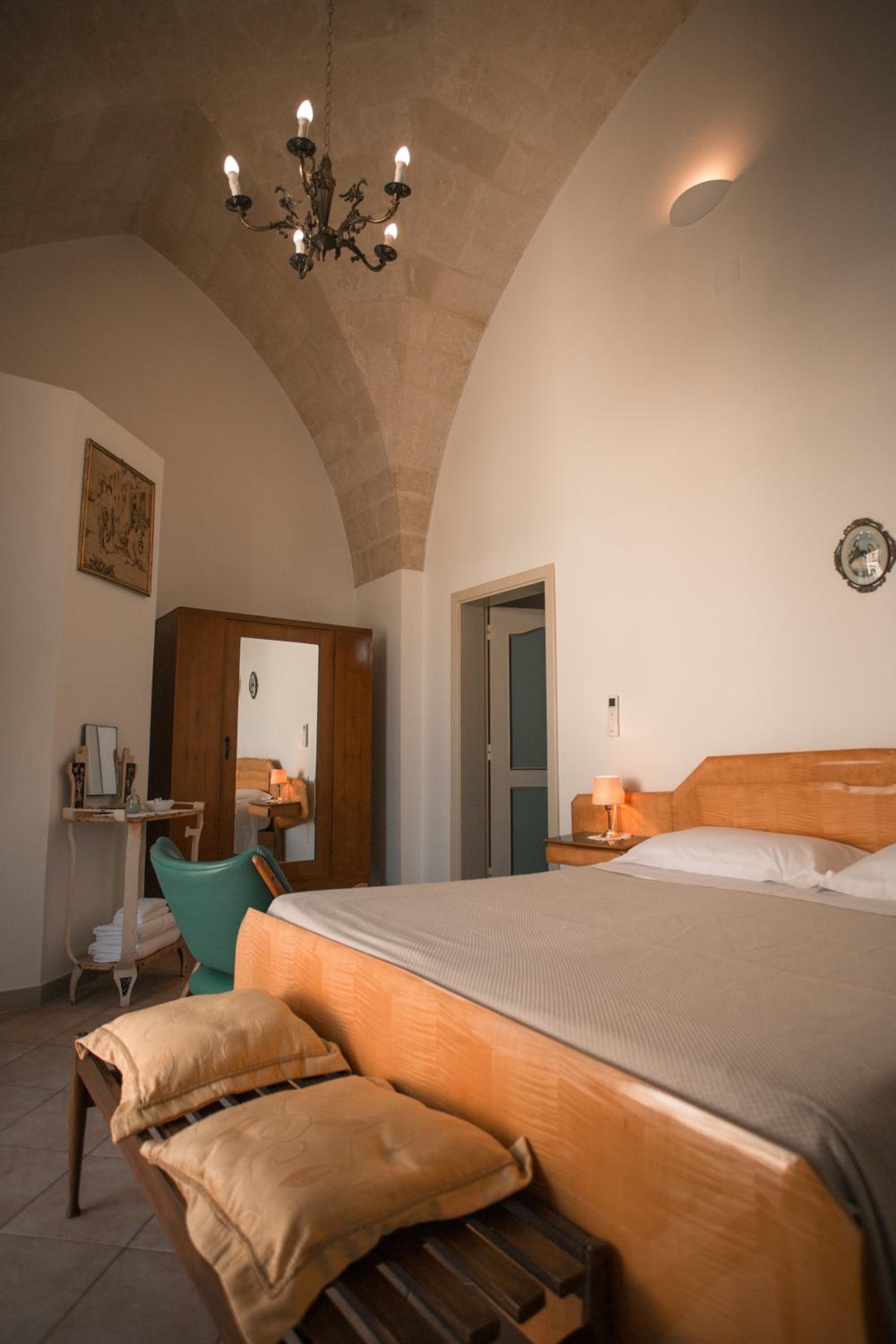 Double Room with Balcony - Photo 3