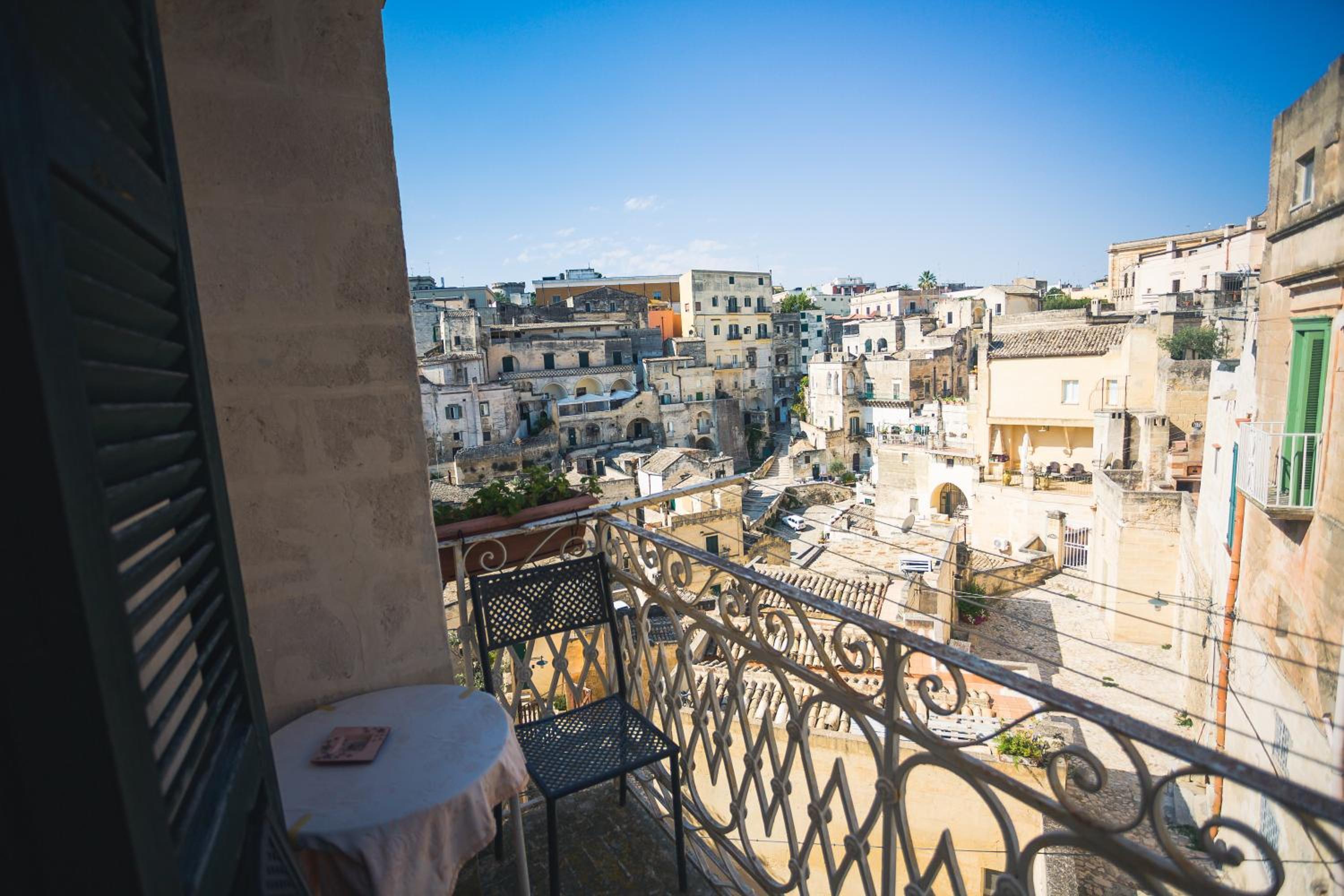 Double Room with Balcony - Photo 8