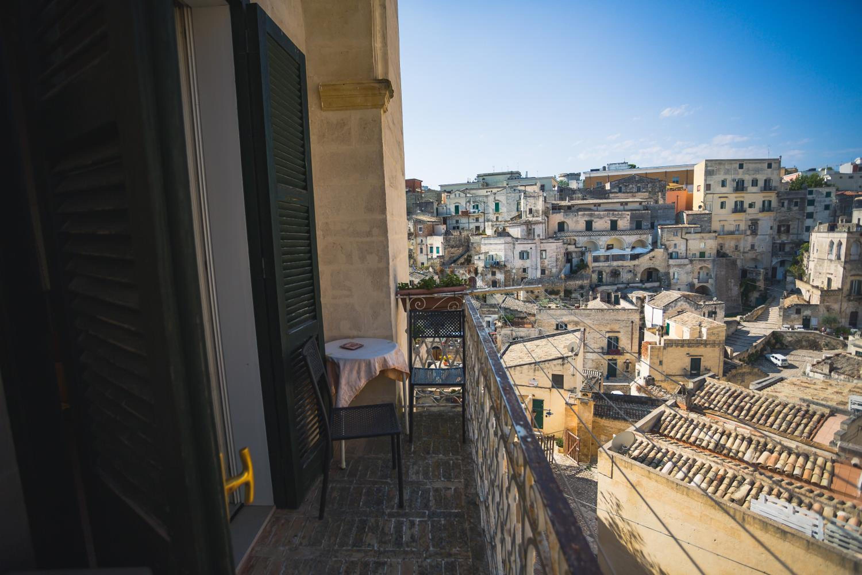 Double Room with Balcony - Photo 9