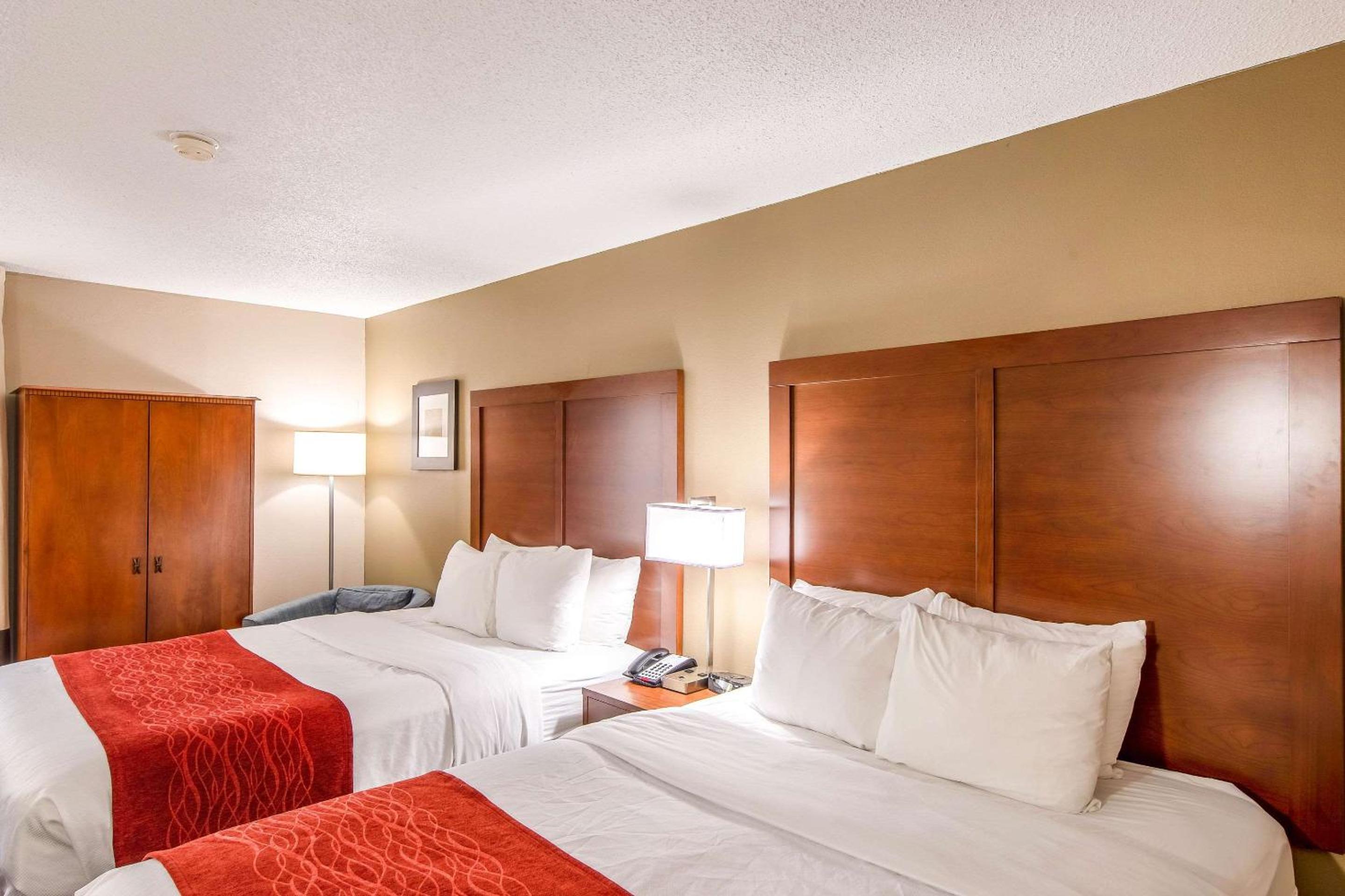Queen Room with Two Queen Beds - Non-Smoking - Photo 4