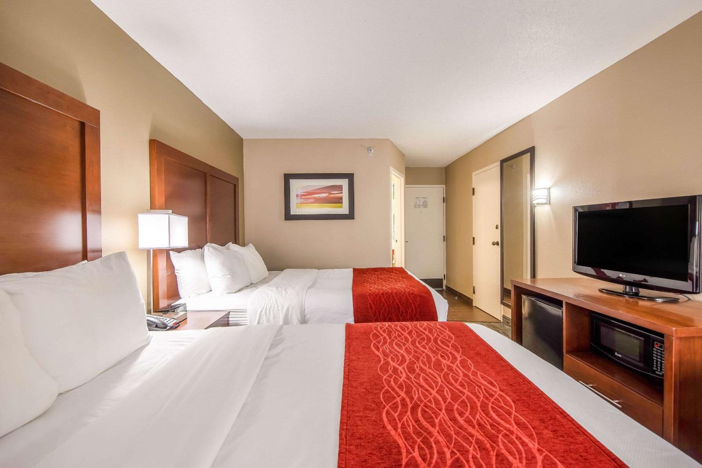 Queen Room with Two Queen Beds - Non-Smoking - Photo 1