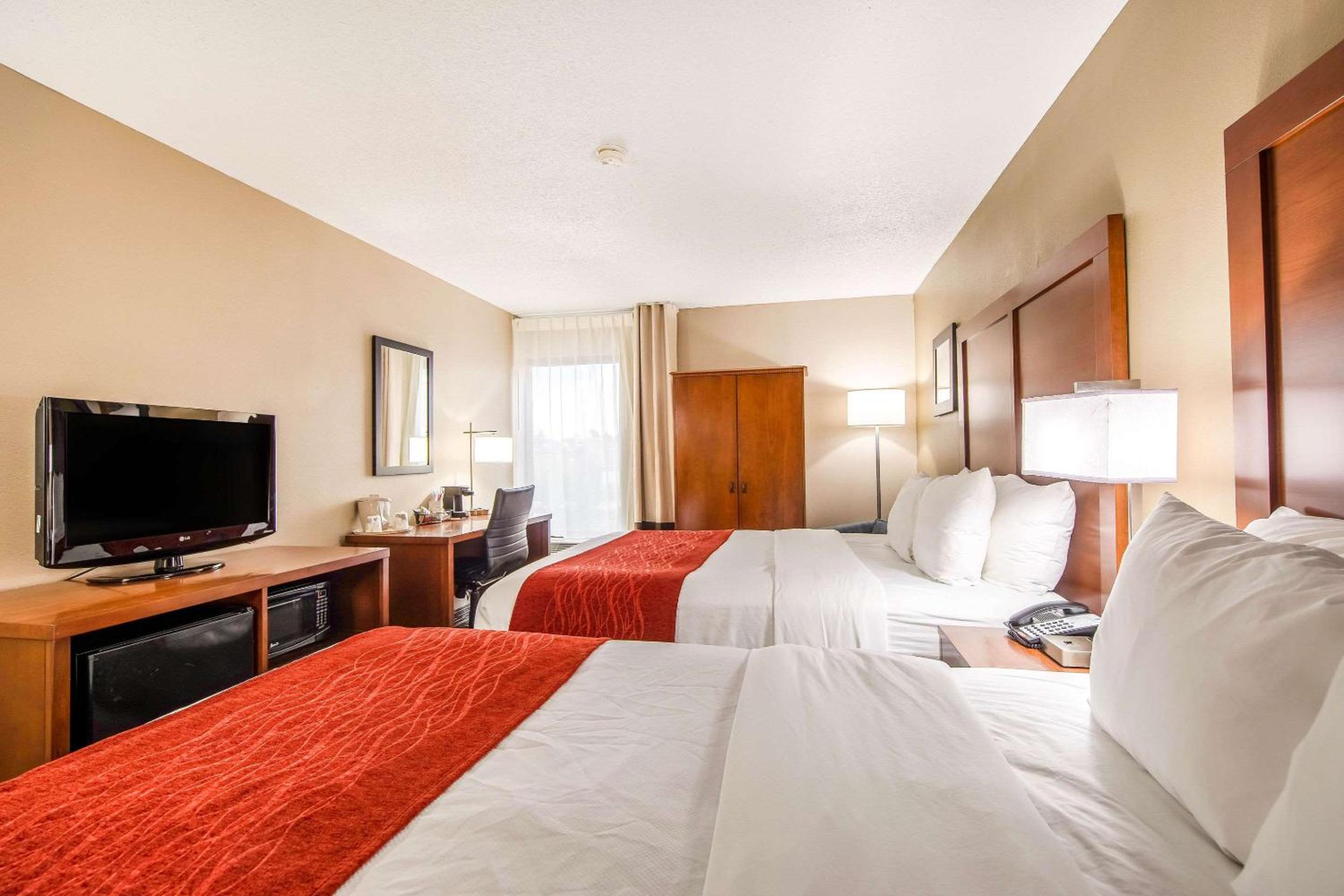 Queen Room with Two Queen Beds - Non-Smoking - Photo 3