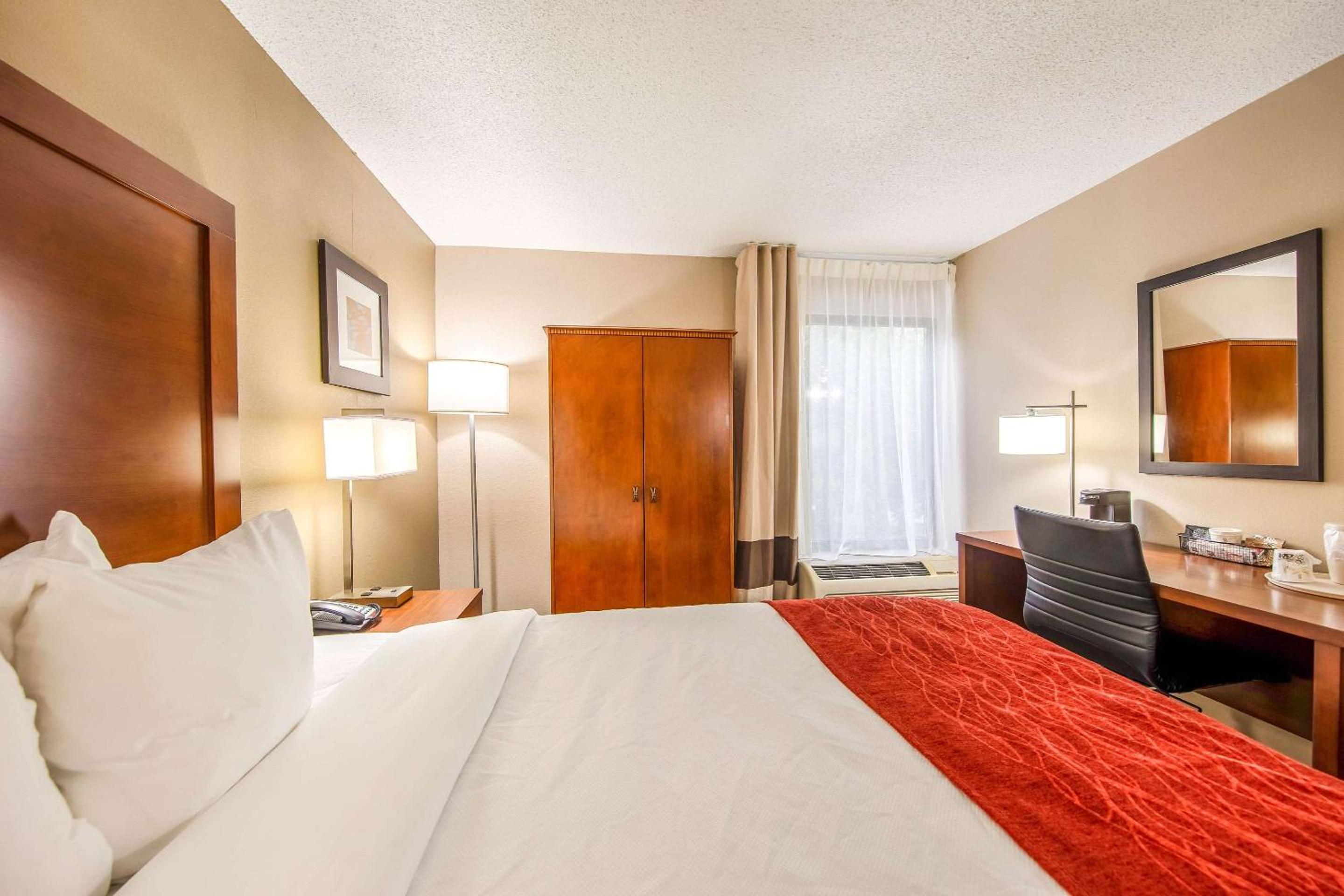King Room - Non-Smoking - Photo 3