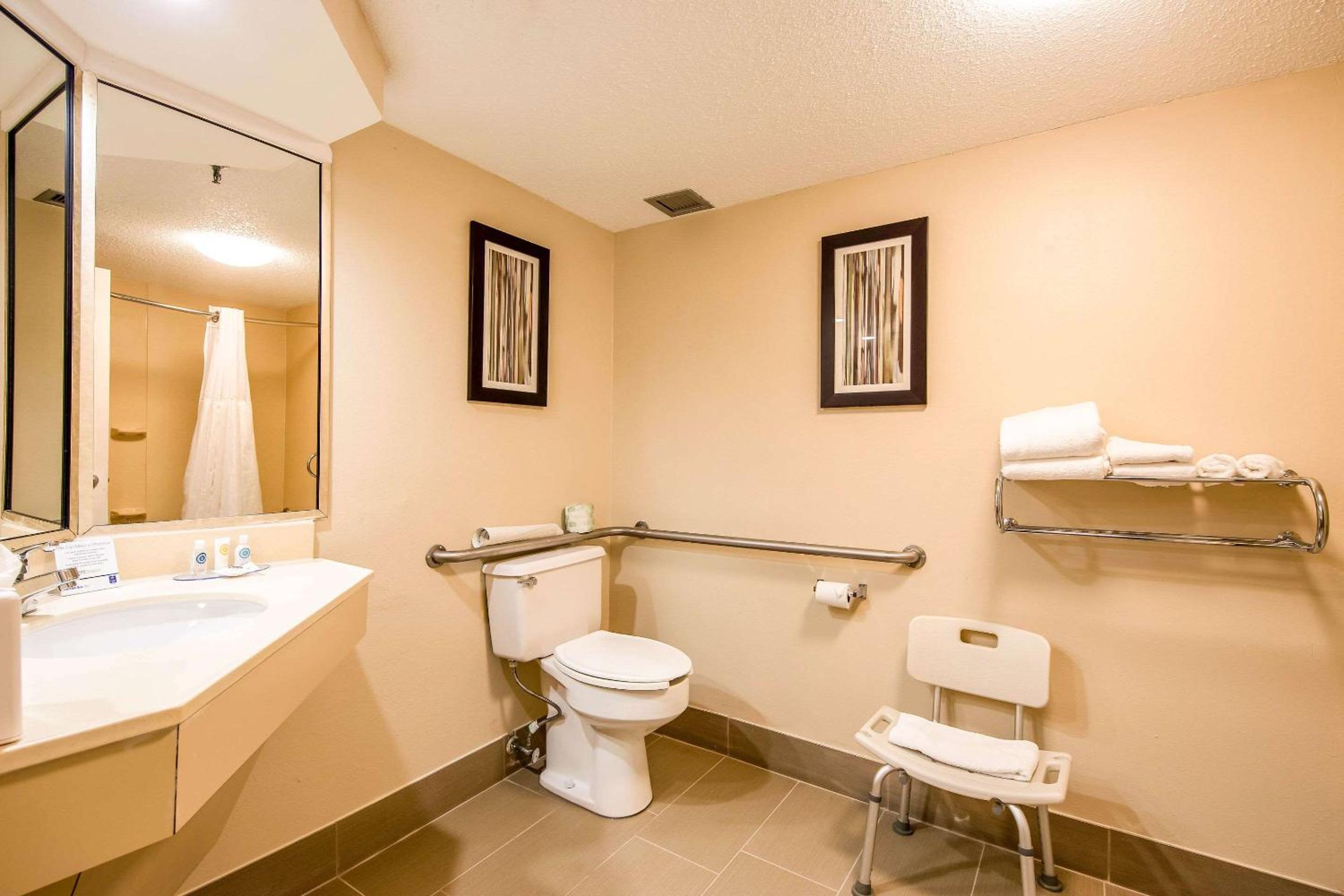 Queen Room - Disability Access - Photo 2