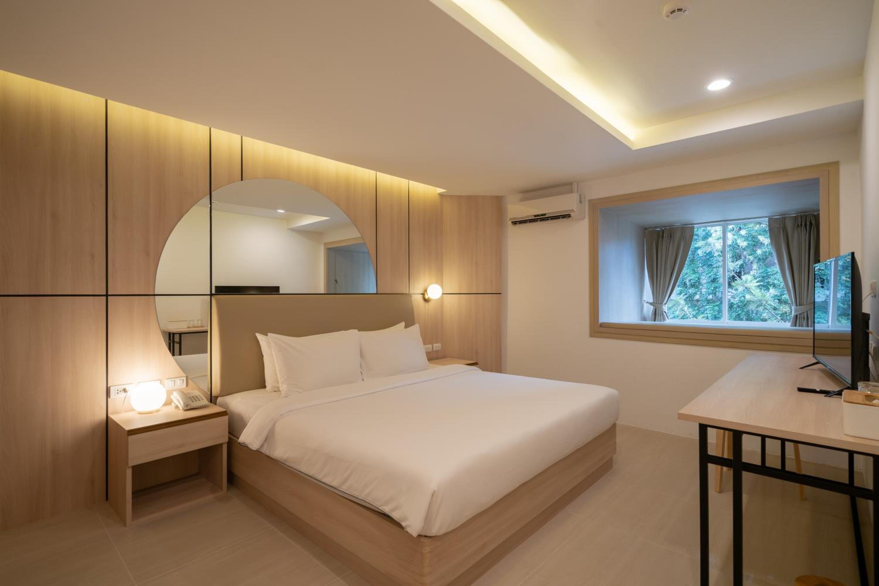 Deluxe King Room - Photo 1