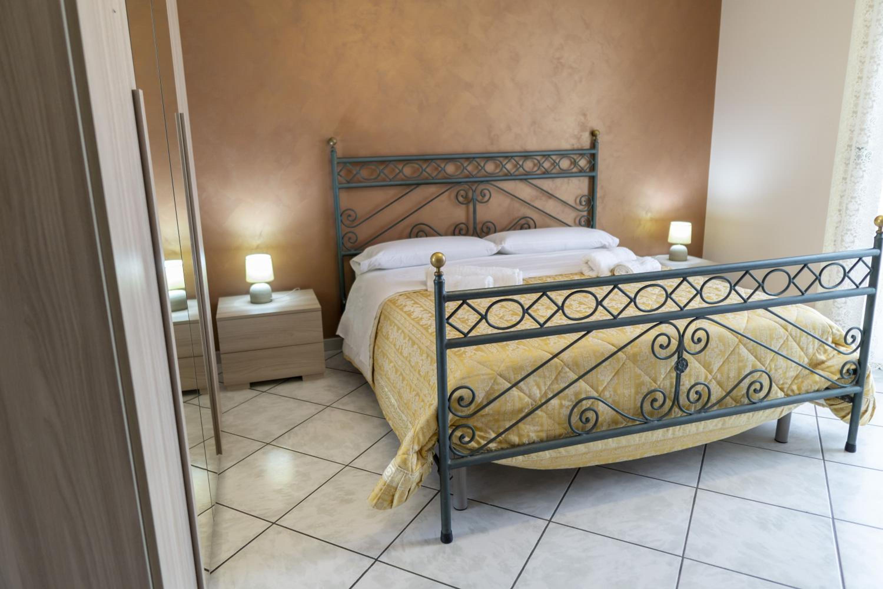 Double Room with Private Bathroom - Photo 2