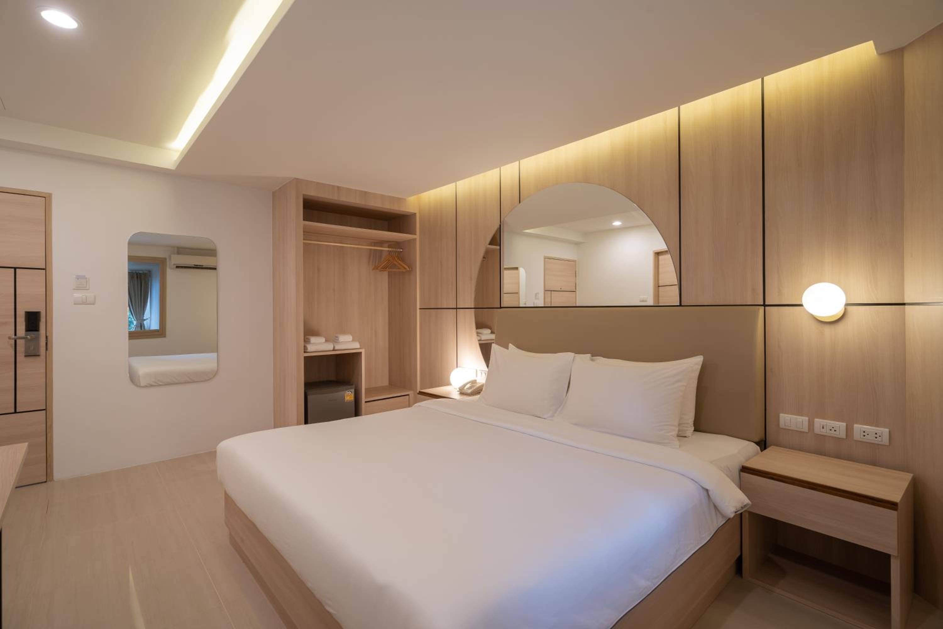 Deluxe King Room - Photo 7