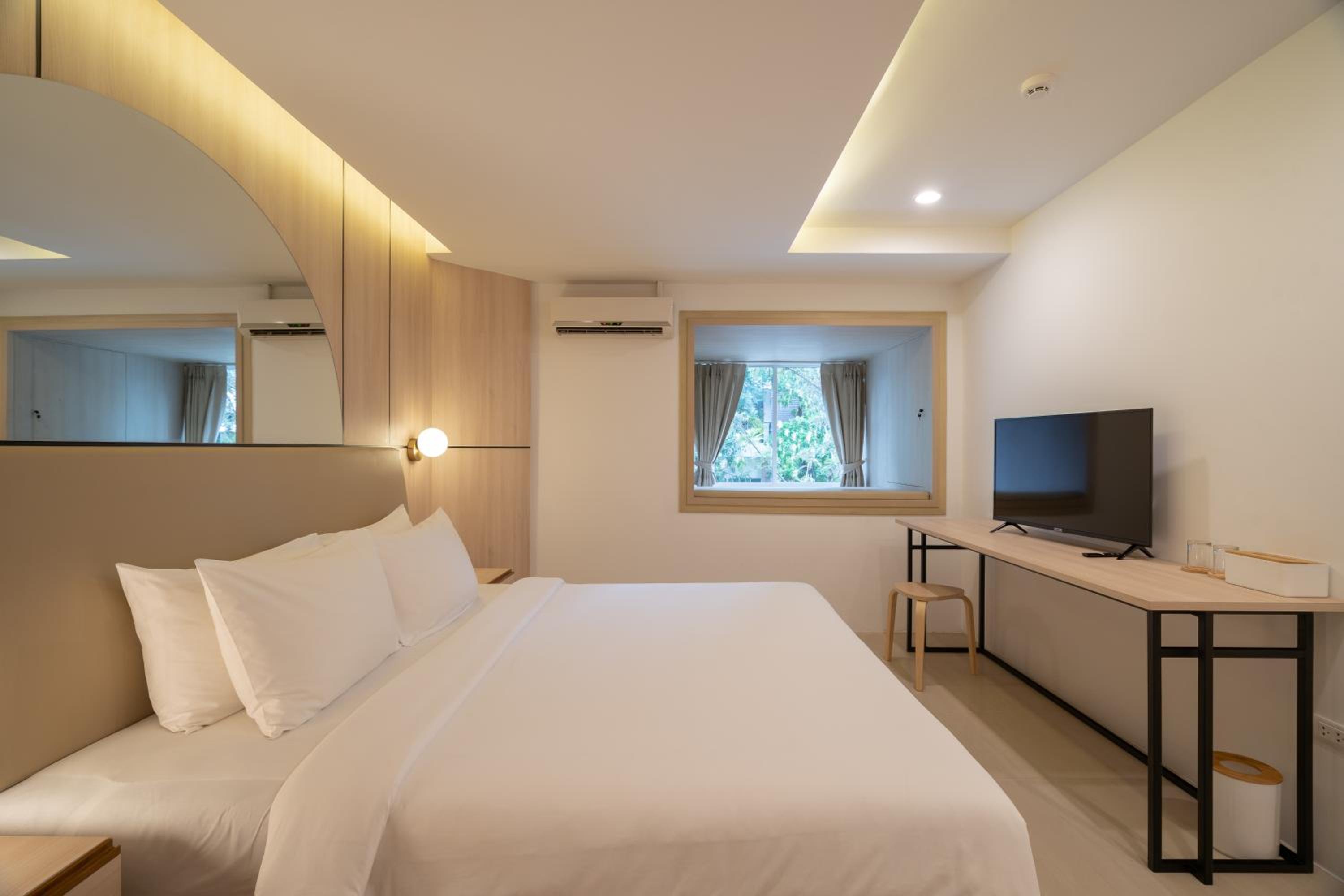 Deluxe King Room - Photo 8