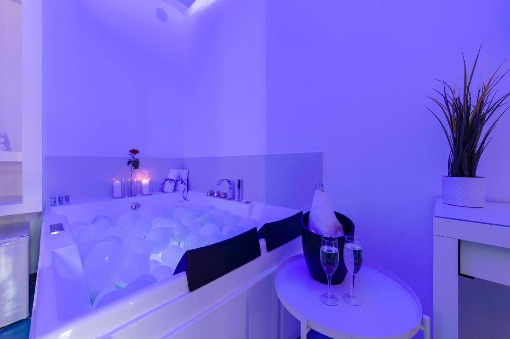 Suite with Hot Tub - Photo 3