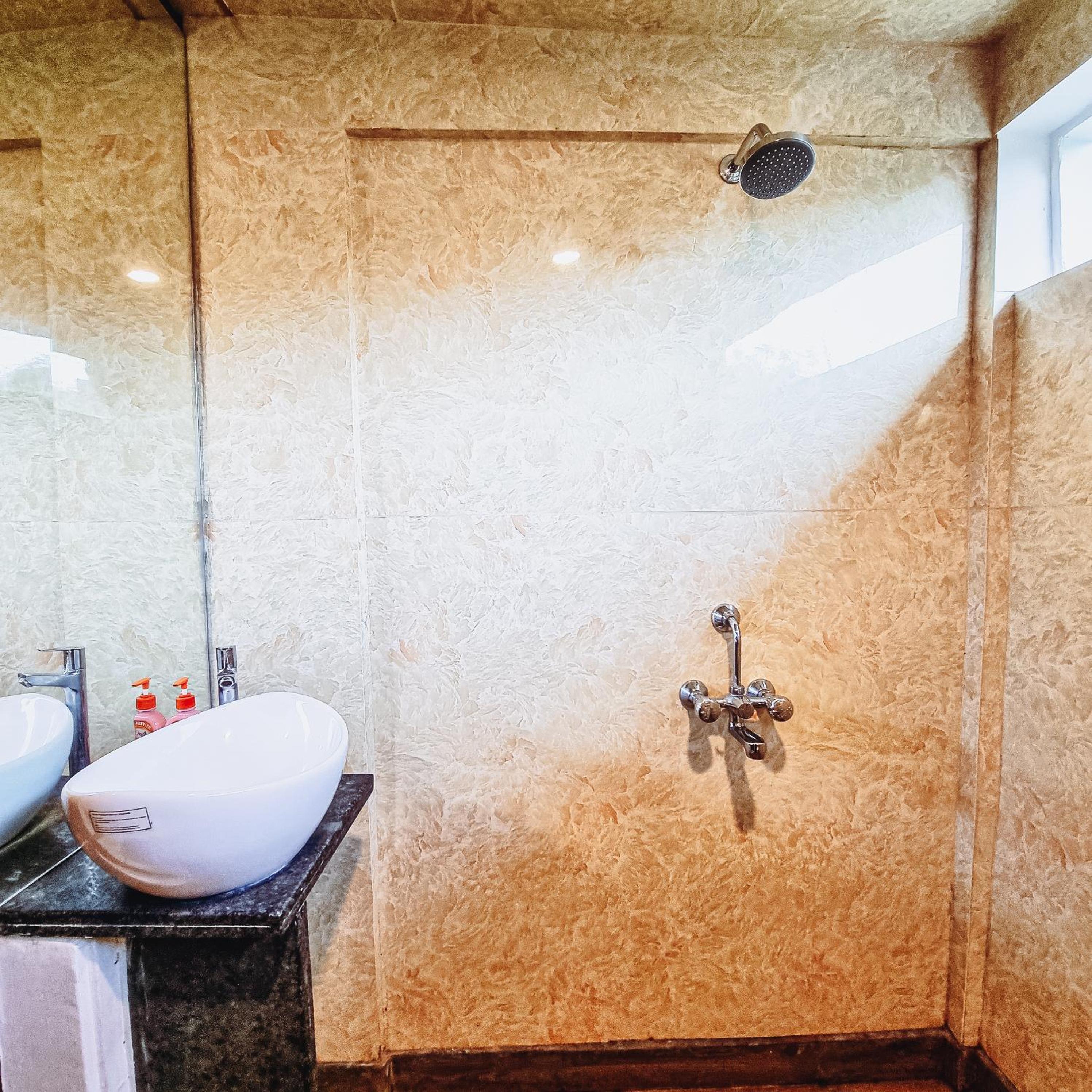 Deluxe Queen Suite - Photo 5