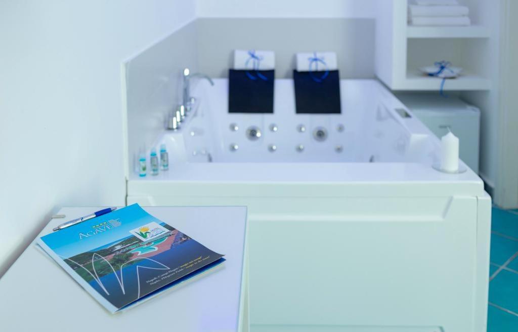 Suite with Hot Tub - Photo 5