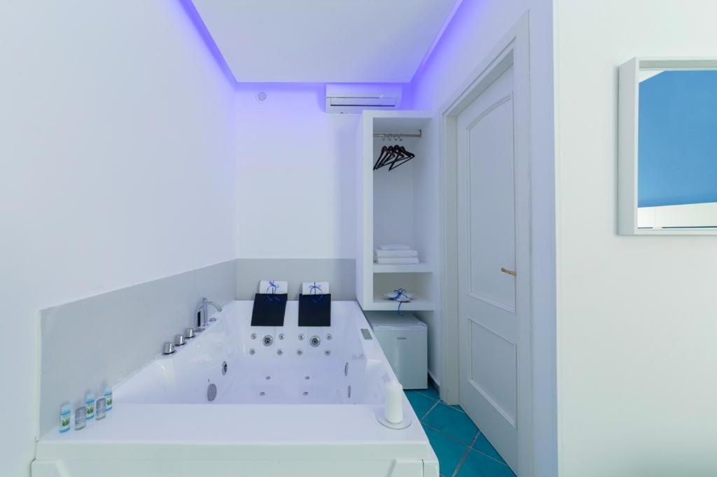 Suite with Hot Tub - Photo 2