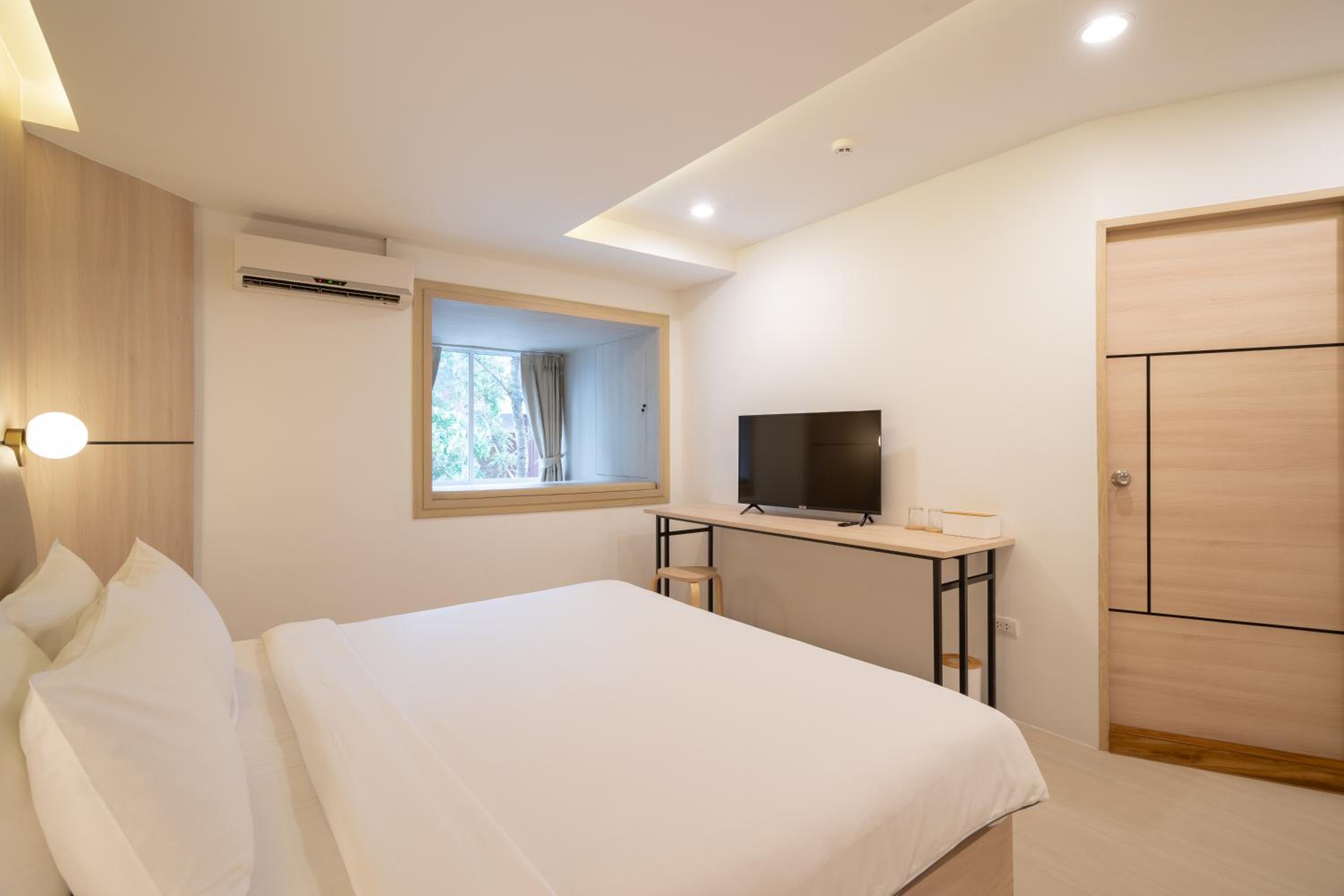 Deluxe King Room - Photo 4