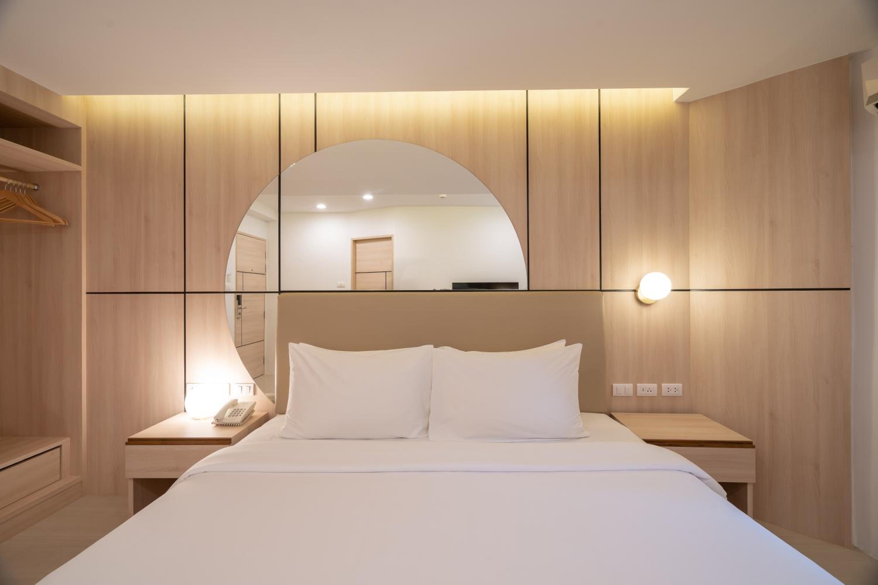 Deluxe King Room - Photo 3