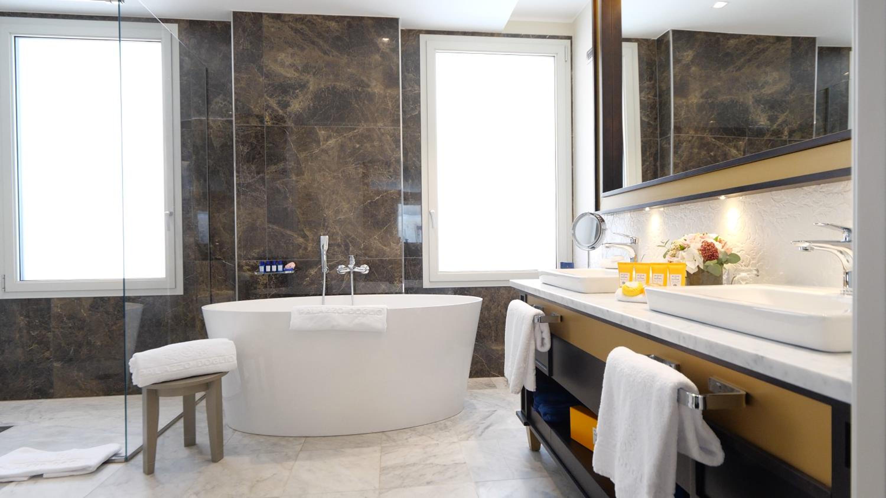 Executive Suite - Photo 4