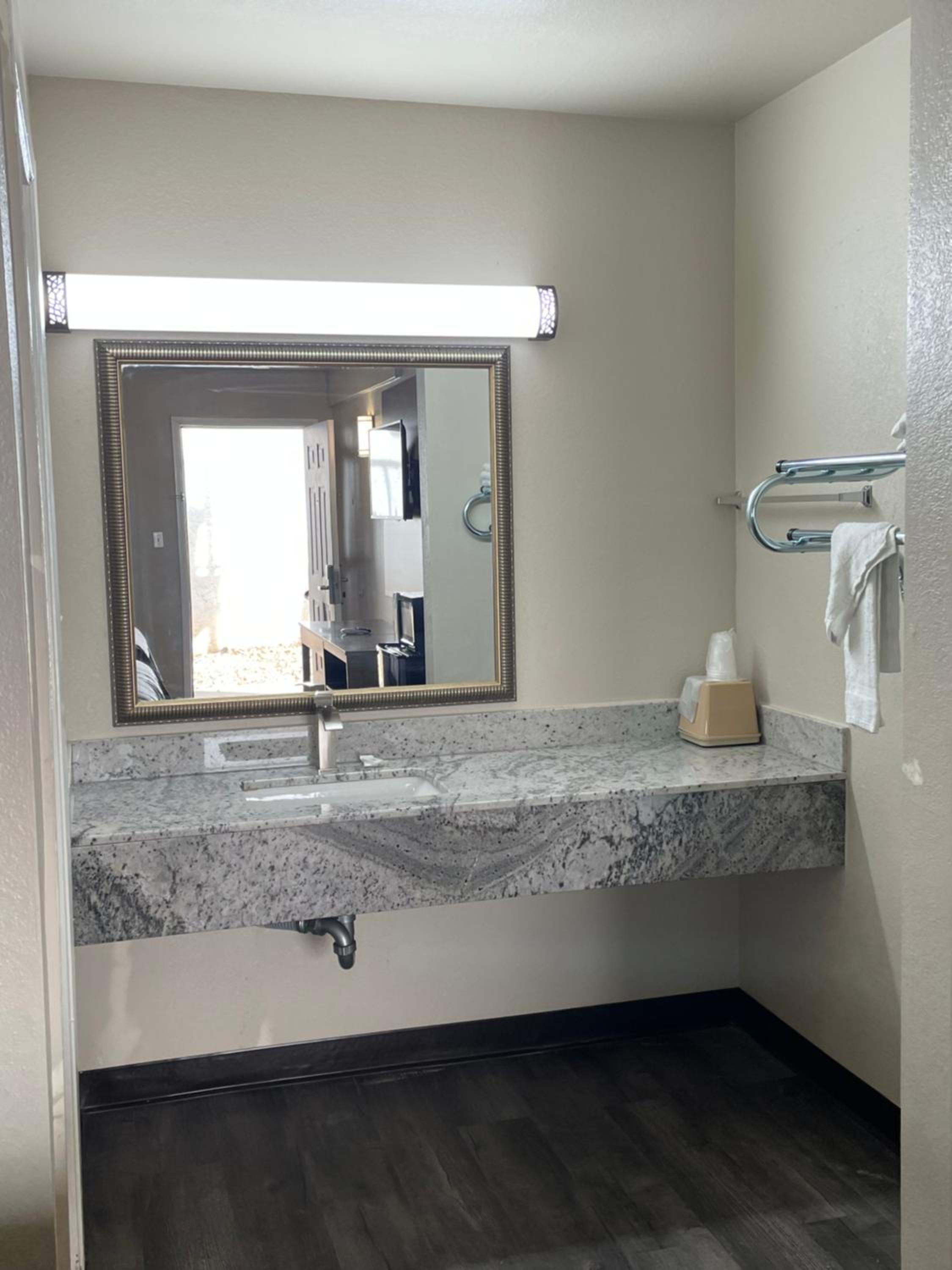 Standard King Room - Photo 4