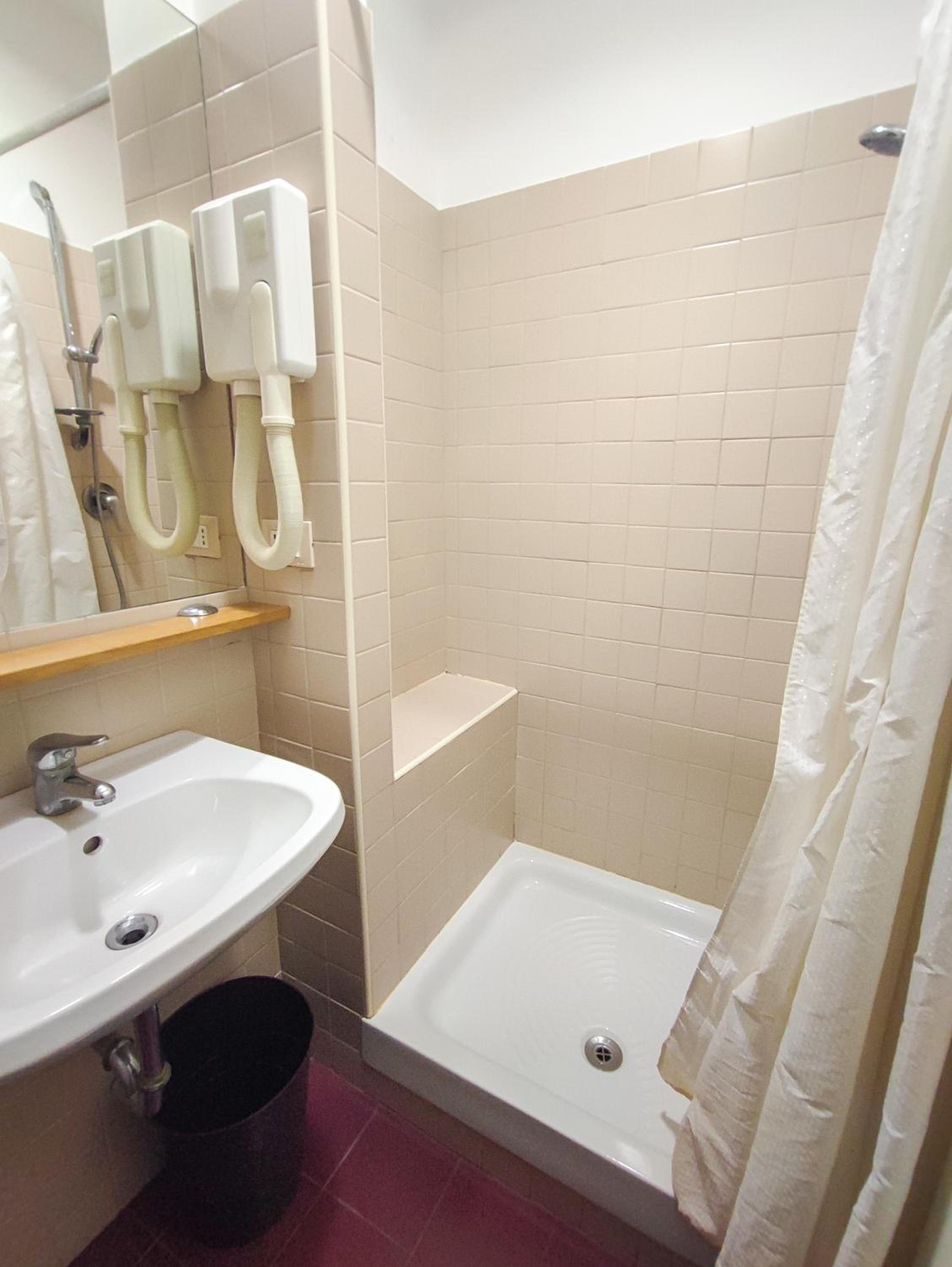 Small Double Room thumbnail 6