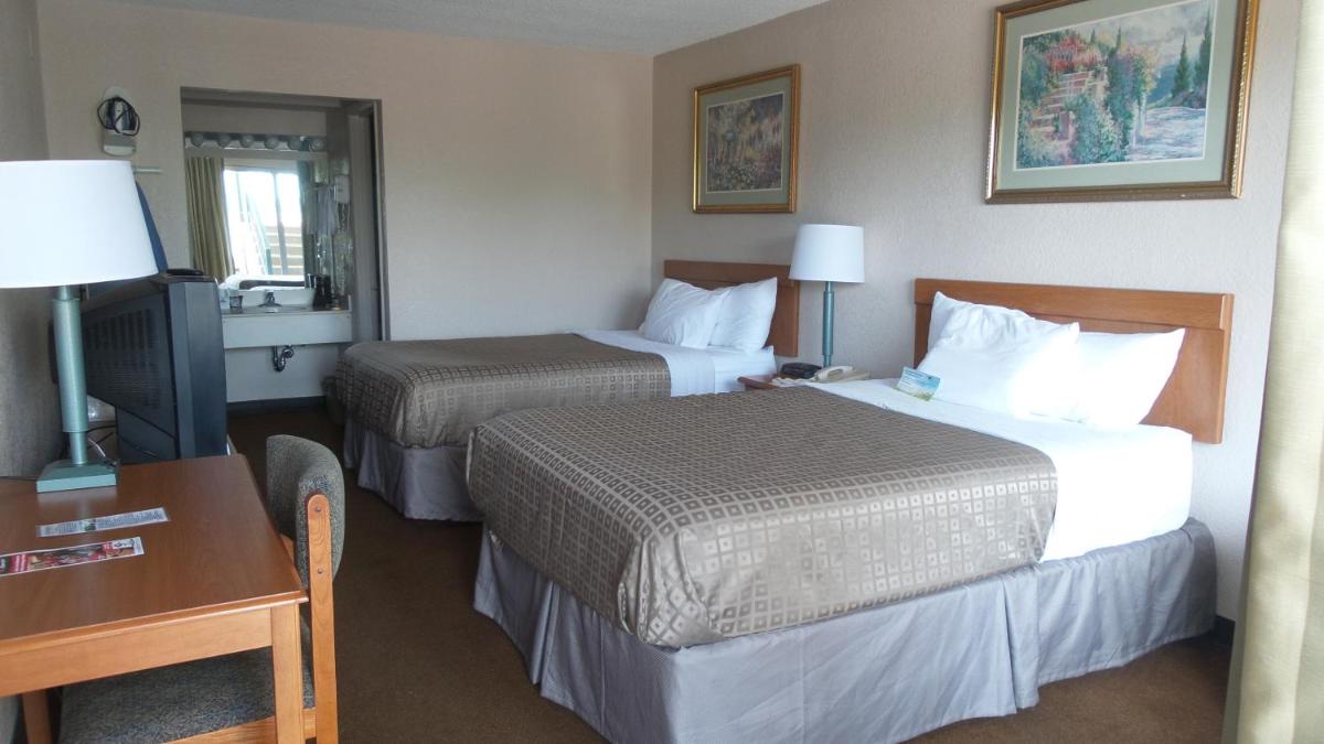 Queen Room with Two Queen Beds - Non-Smoking photo 1