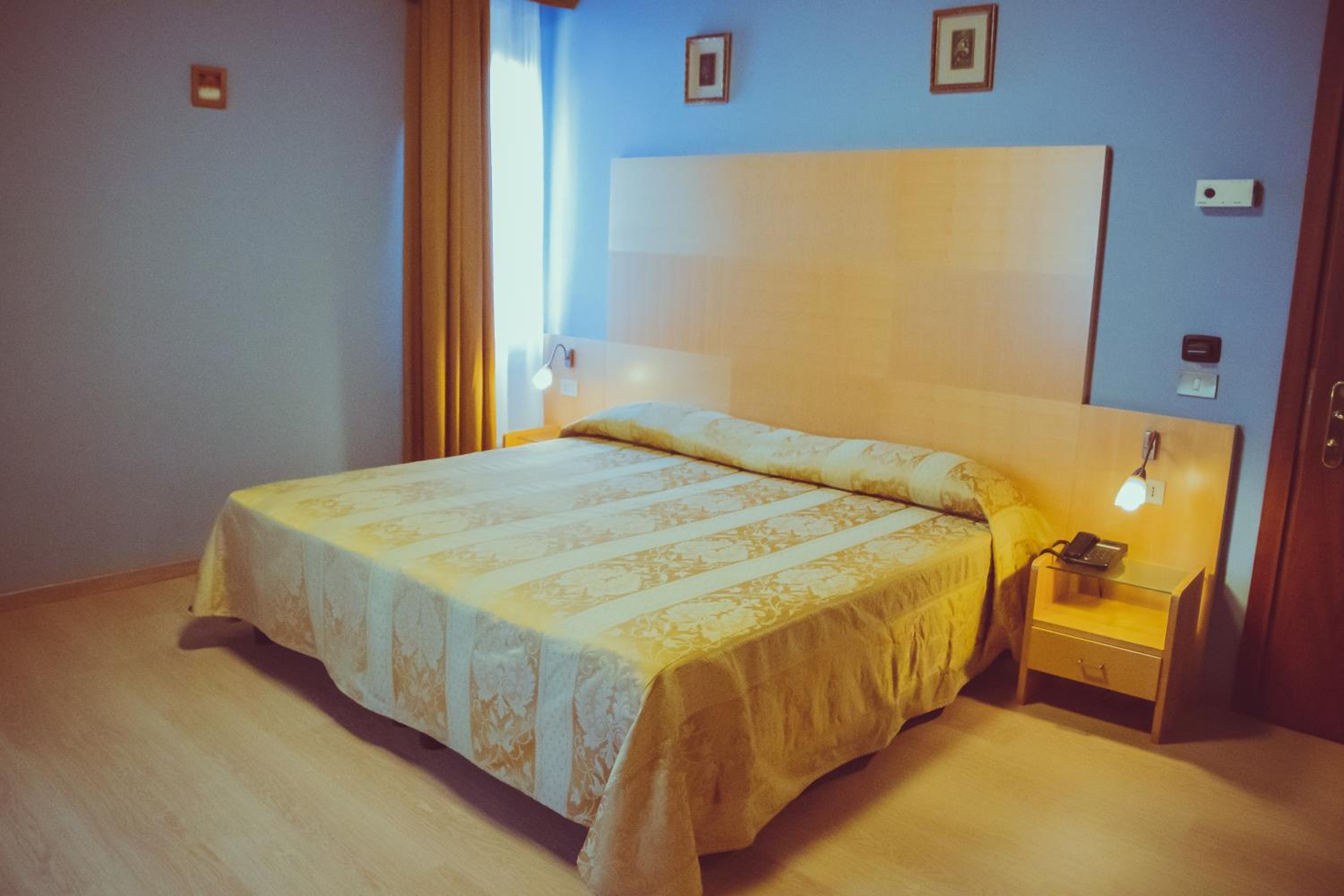 Standard Double or Twin Room - Photo 7