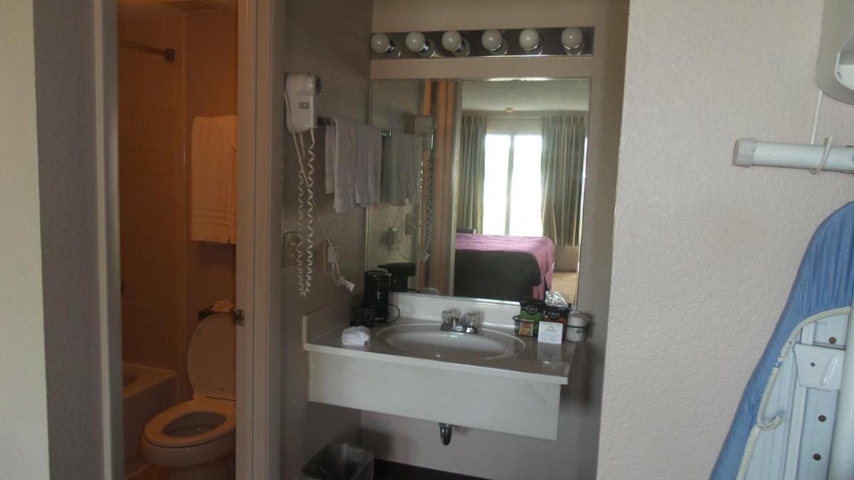 Queen Room - Non-Smoking photo 3