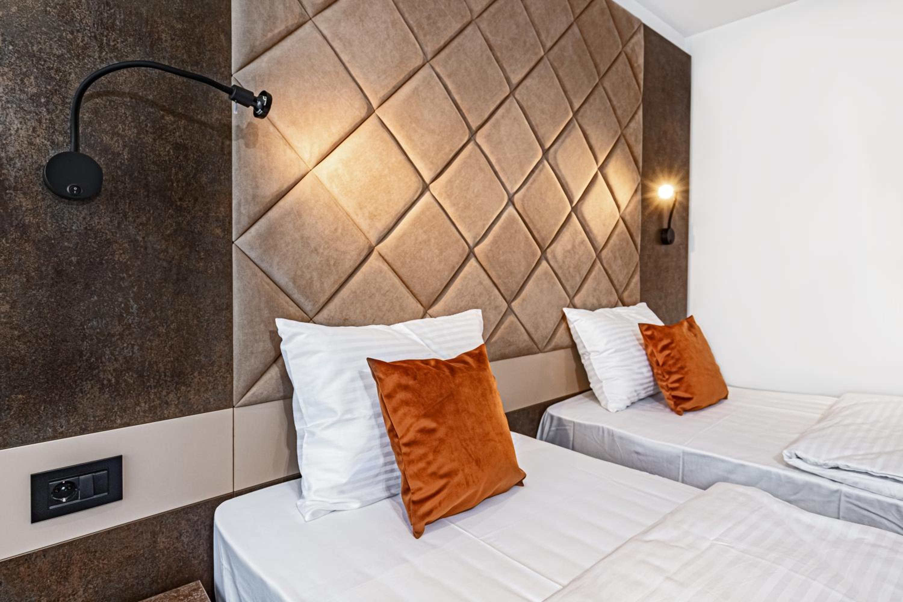 Double or Twin Room with Extra Bed - Photo 4