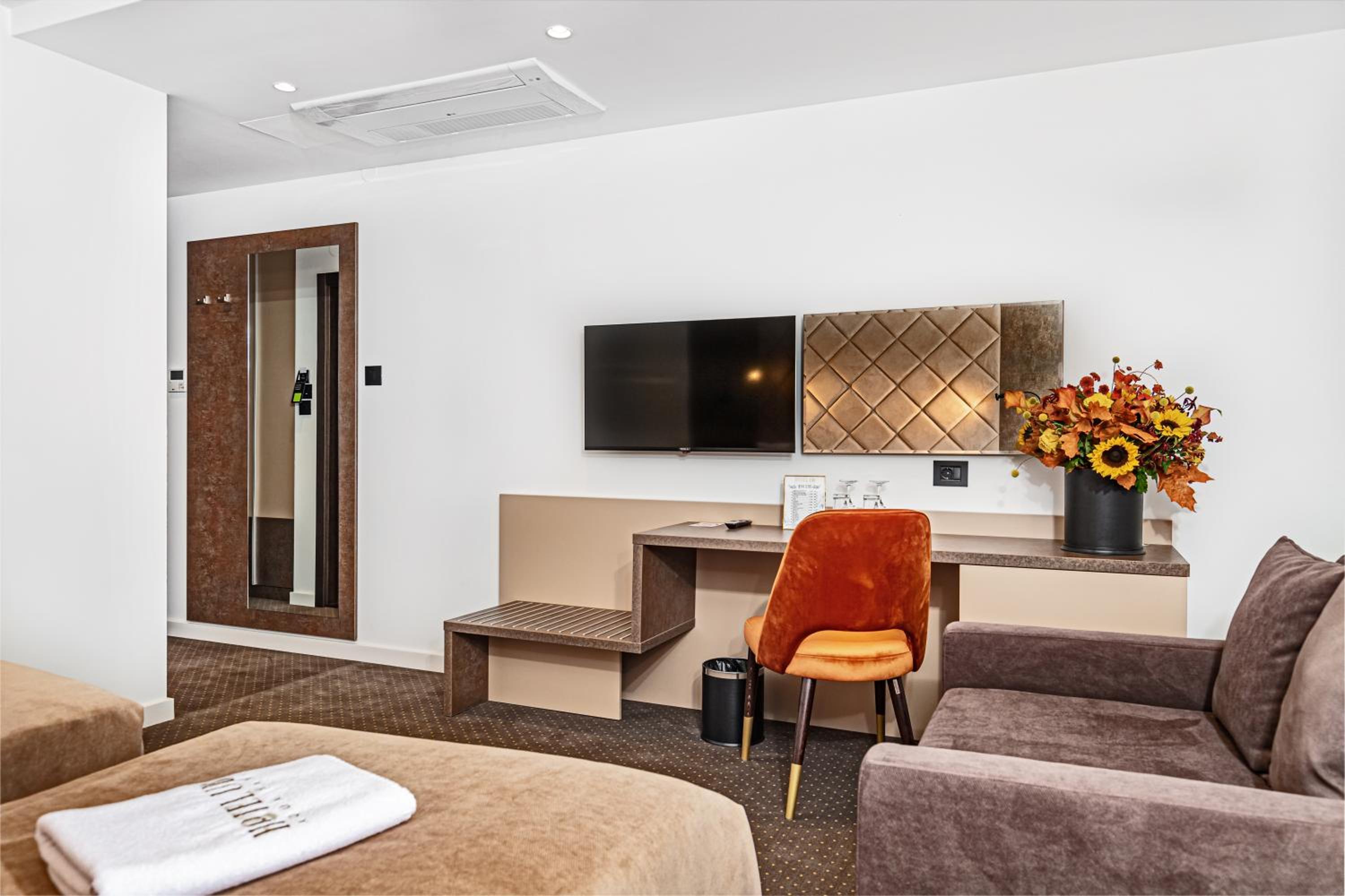 Double or Twin Room with Extra Bed - Photo 7