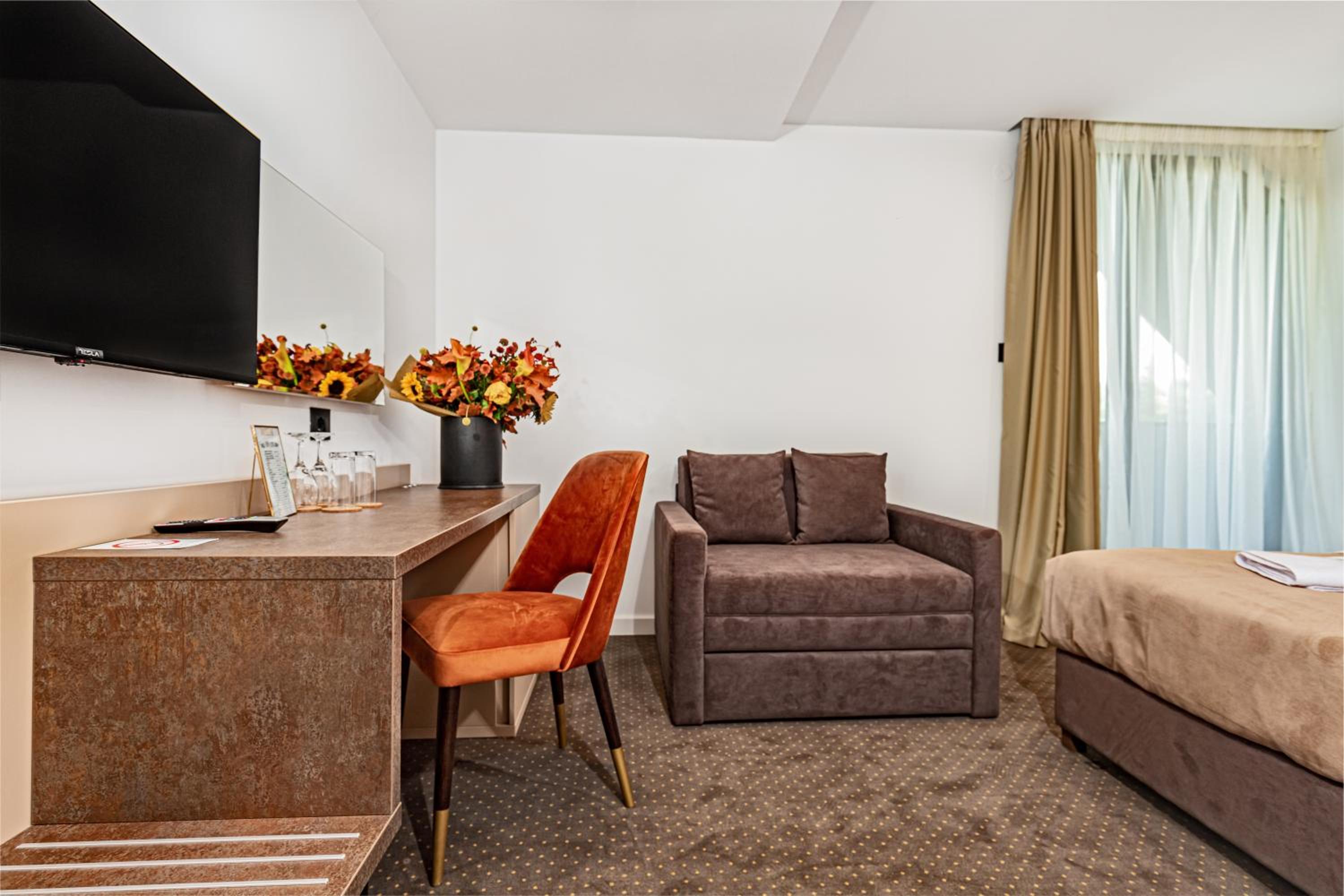 Double or Twin Room with Extra Bed - Photo 6