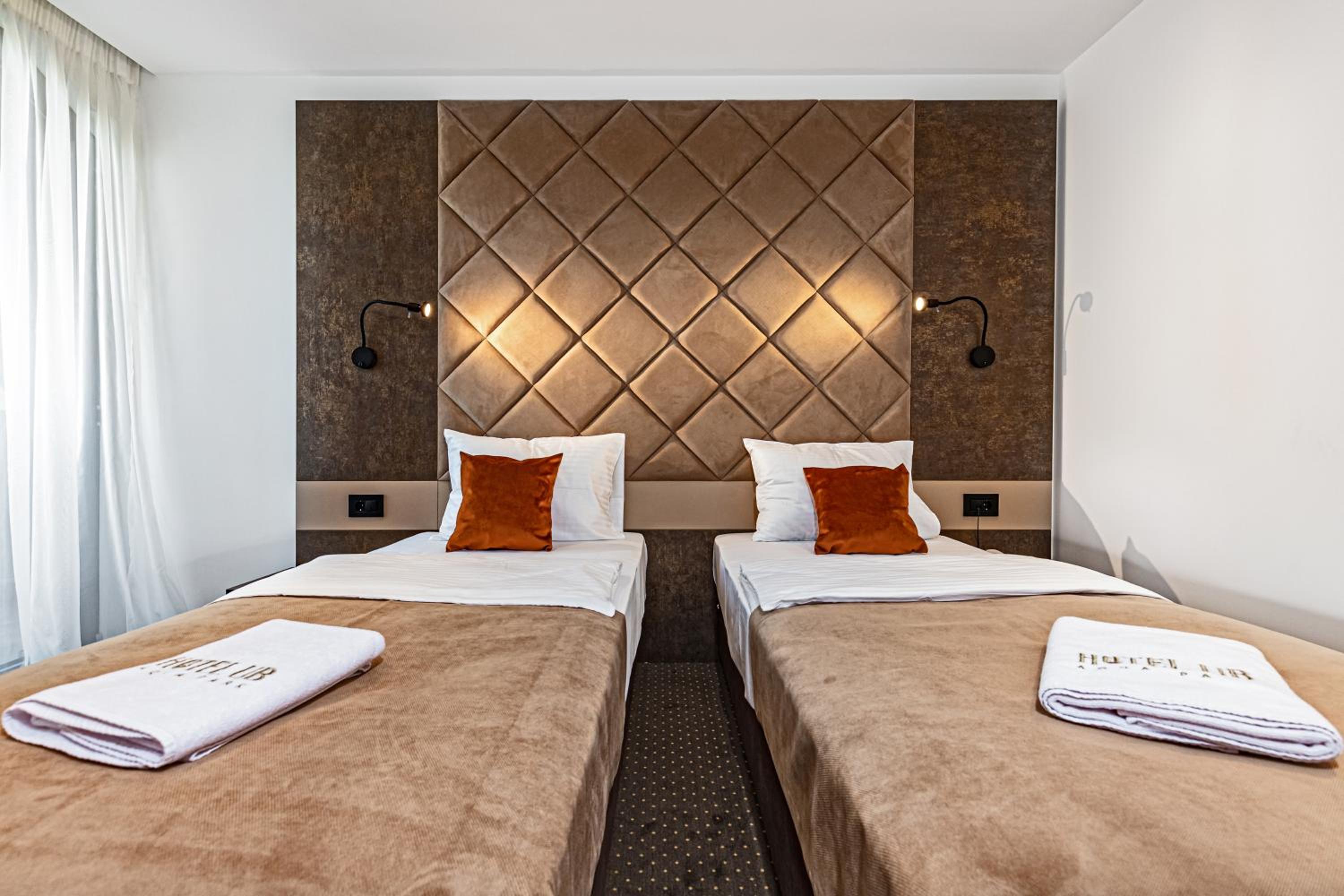 Double or Twin Room with Extra Bed - Photo 2