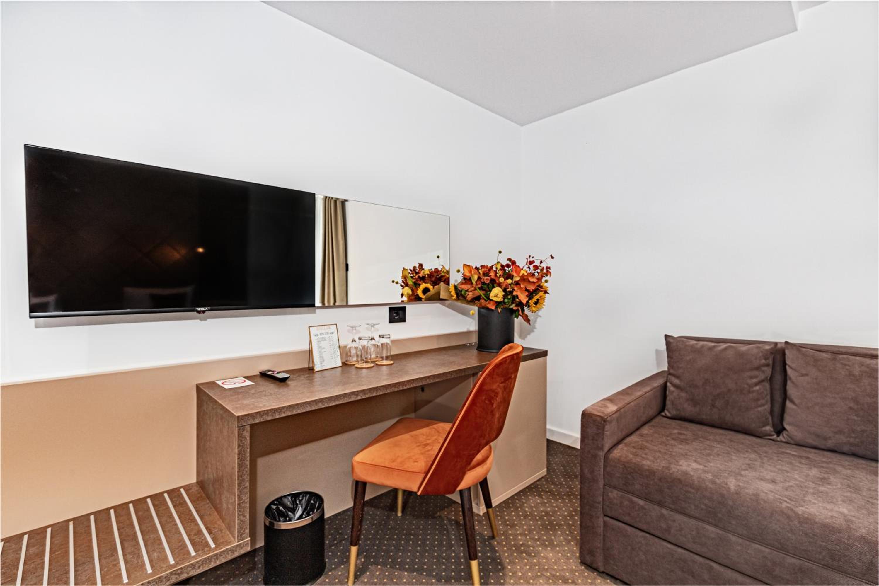 Double or Twin Room with Extra Bed - Photo 8