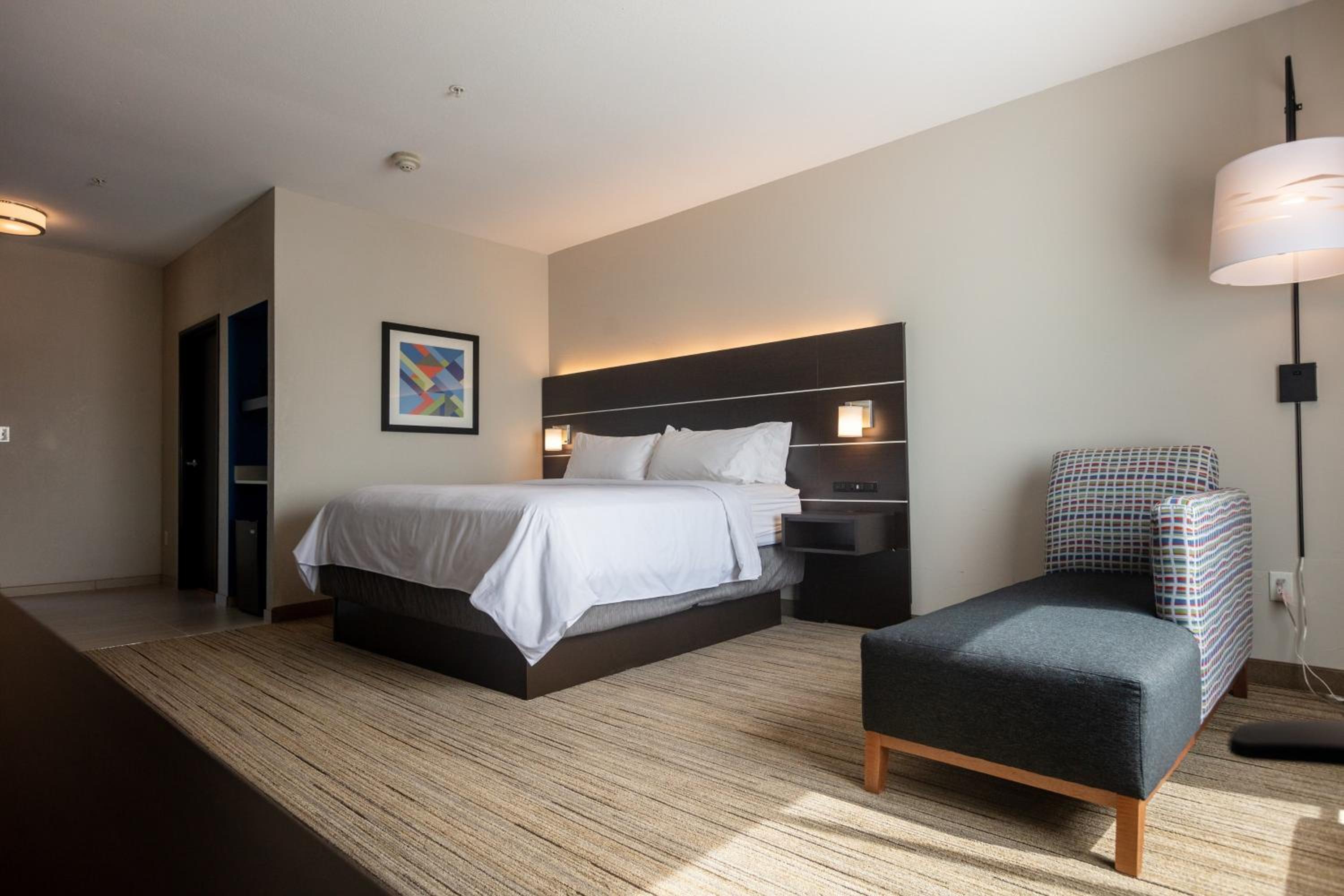 Standard King Room - Photo 2