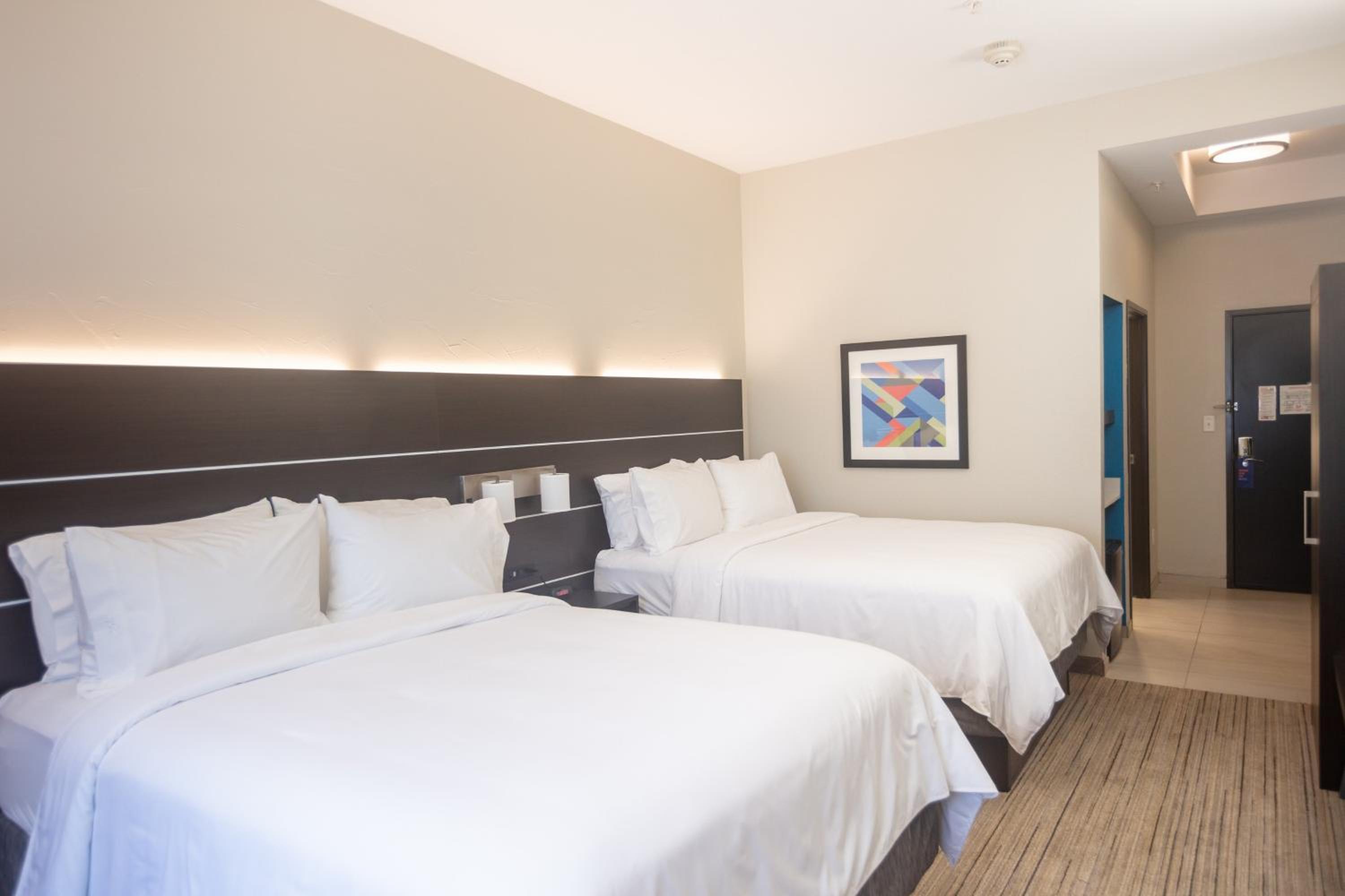 Standard Queen Room with Two Queen Beds - Photo 4