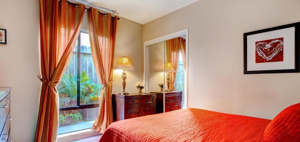 Two-Bedroom Villa with Avenue View - Master Suite #1 photo 2