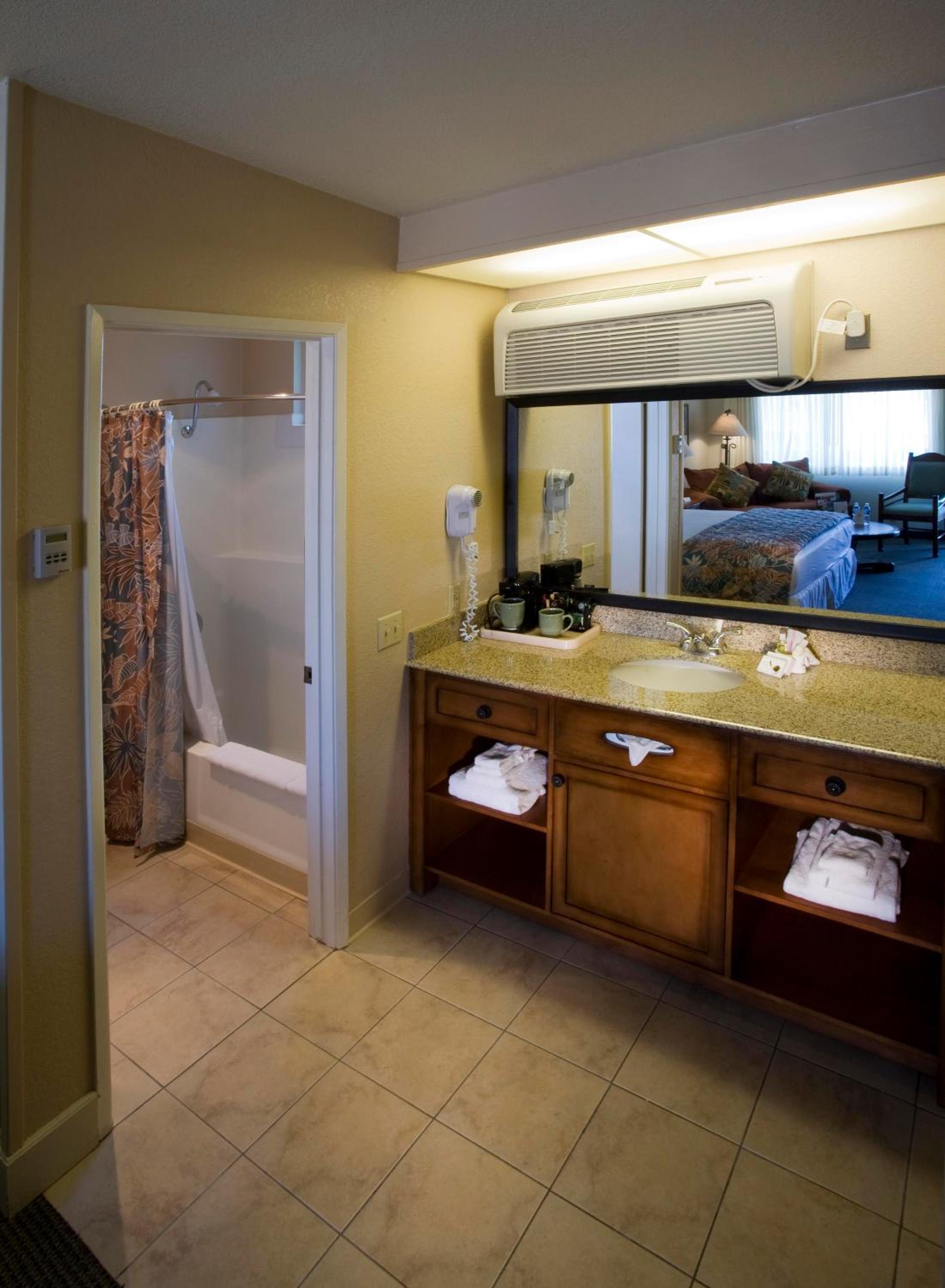 Standard Room with One Queen Bed and Patio - Photo 13