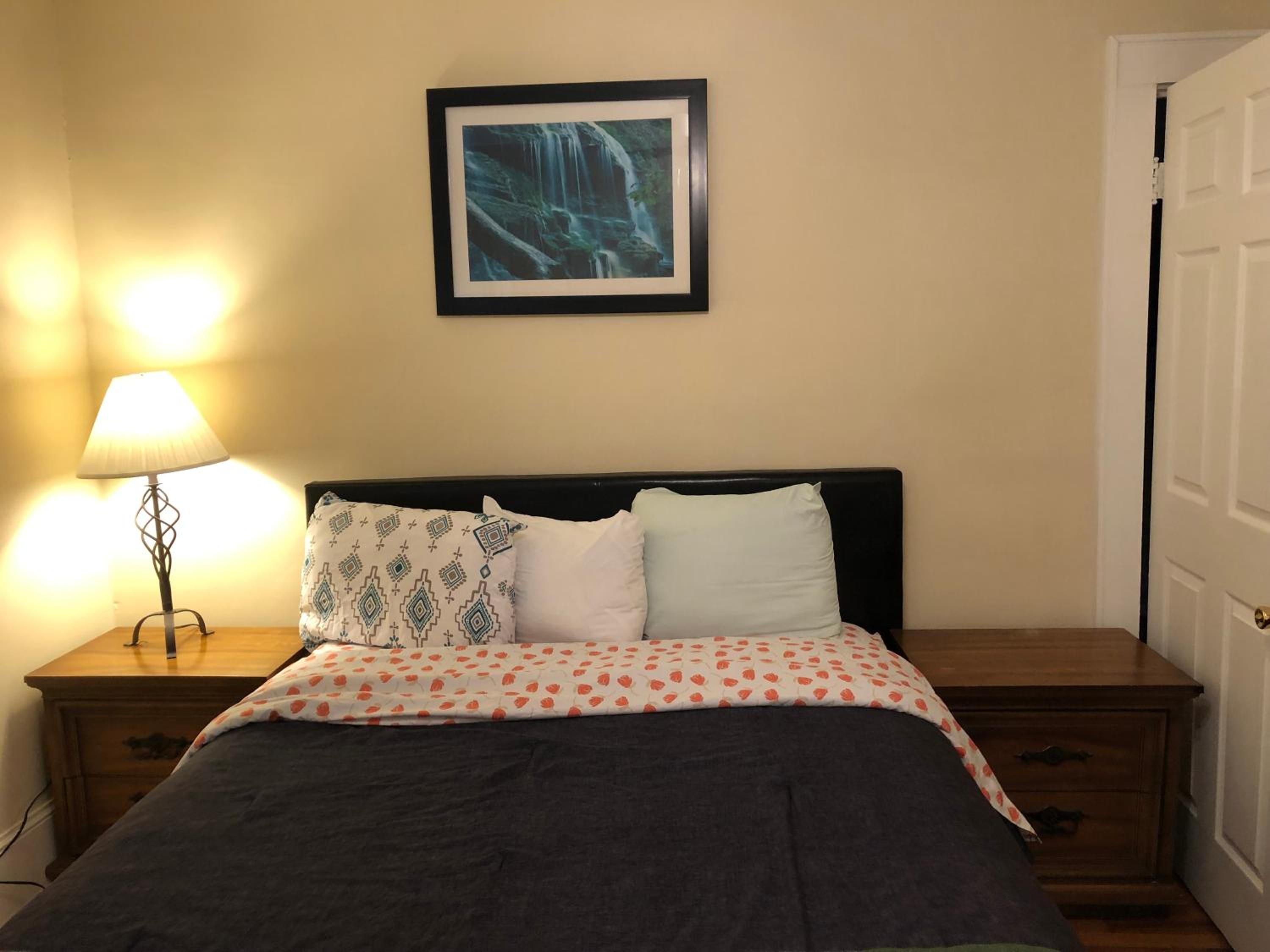 Queen Room photo 2