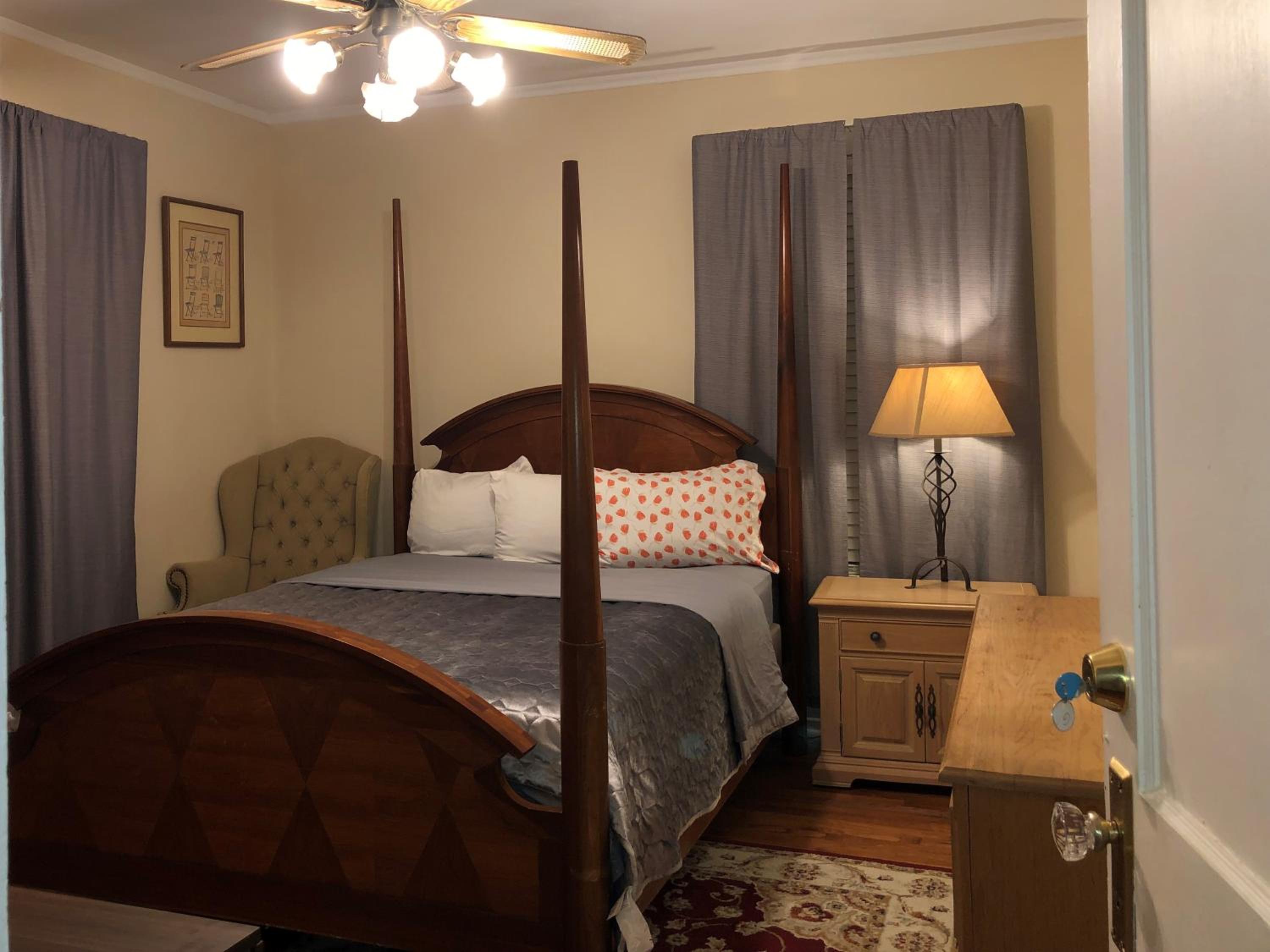 Queen Room photo 2