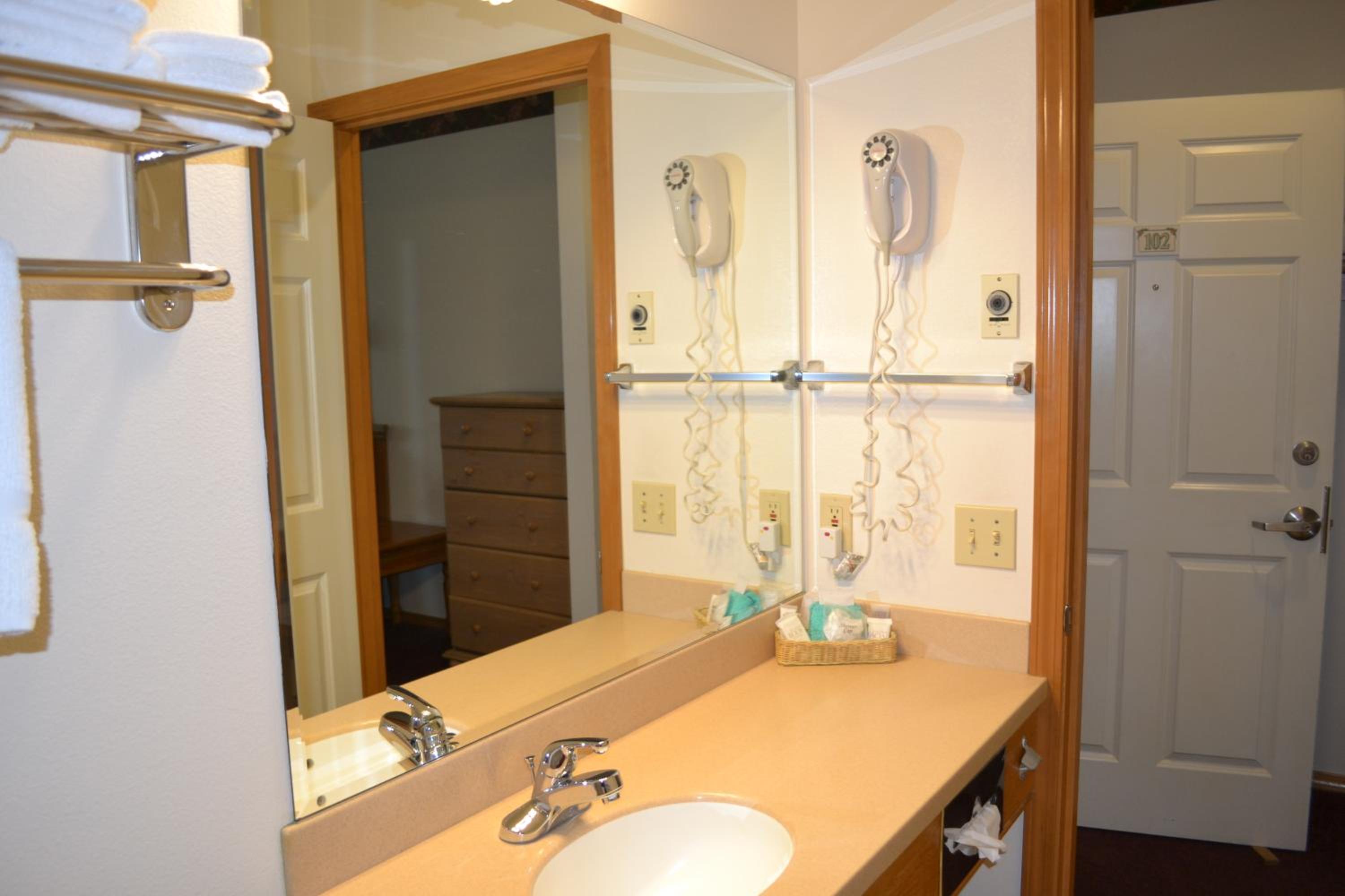 Queen Room photo 2