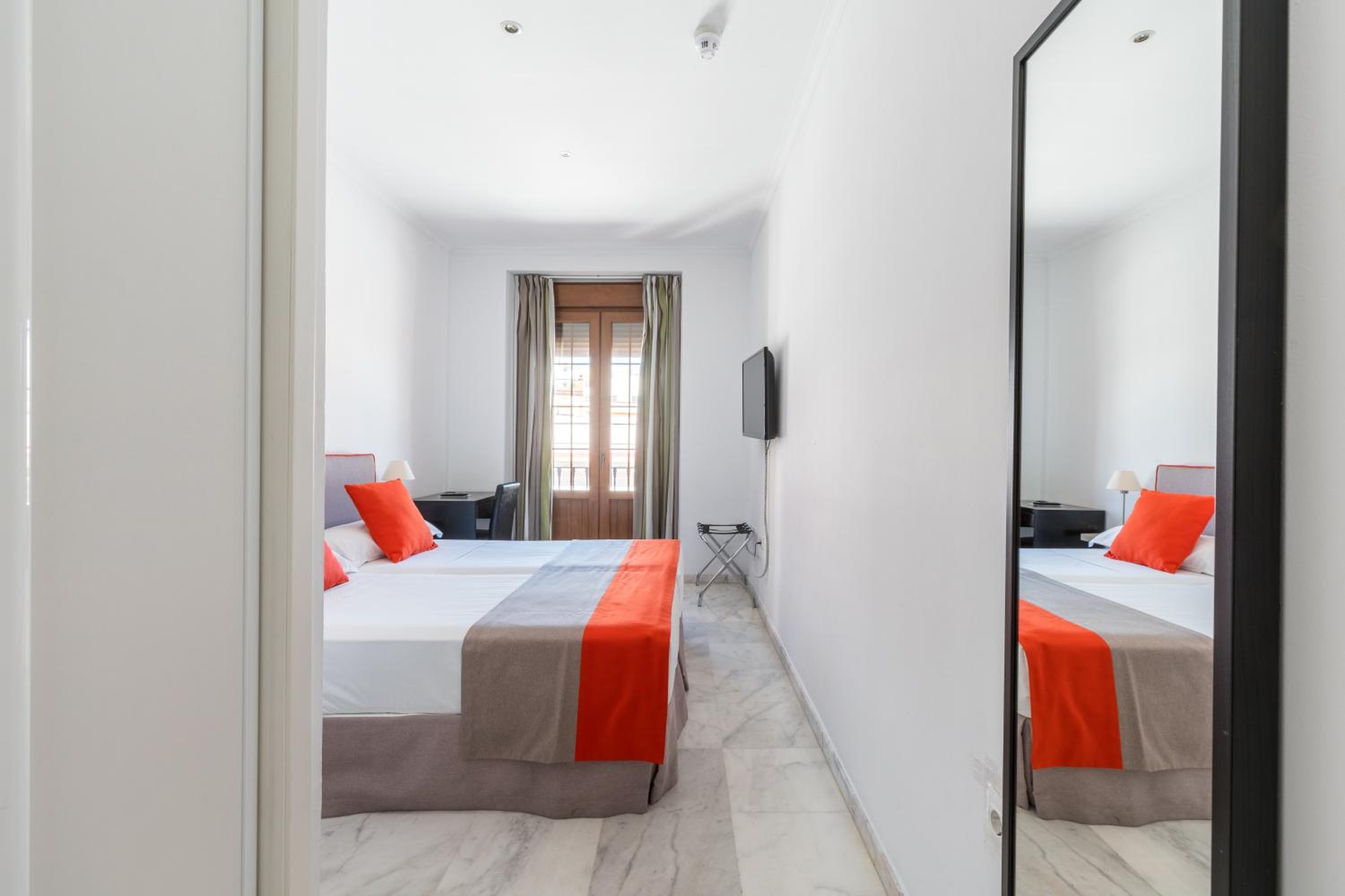 Deluxe Double Room - Photo 13