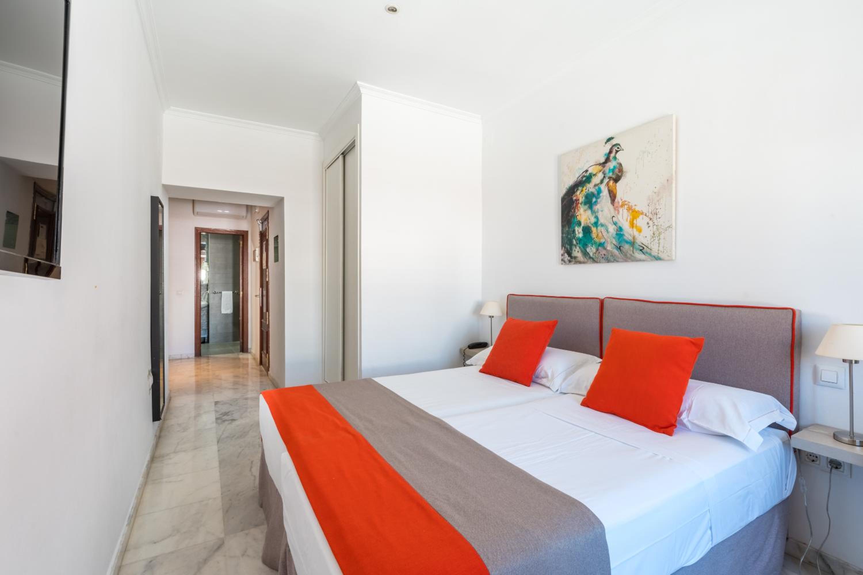 Deluxe Double Room - Photo 16