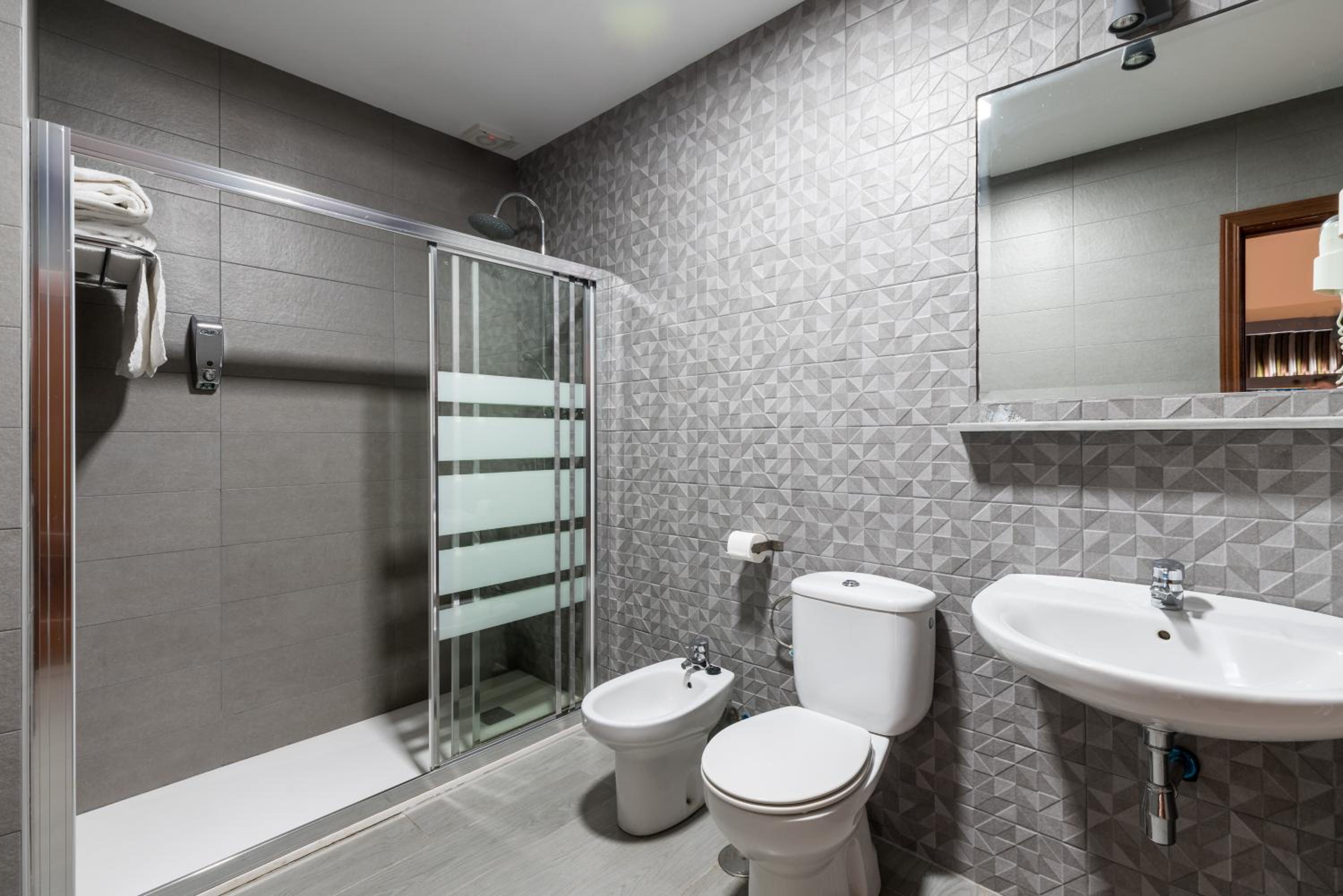Deluxe Double Room - Photo 8