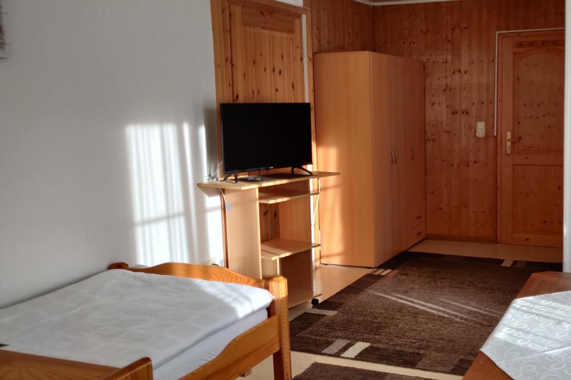 Single Room with Private Bathroom photo 2